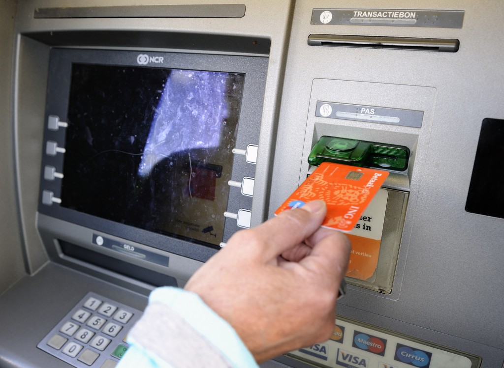 Het aantal bankkantoren en geldautomaten in Nederland is de afgelopen 3 jaar verder afgenomen. Medio 2013 waren er 2386 bankkantoren, ruim 500 minder dan in 2010. Het aantal geldautomaten daalde in die periode met meer dan 300 naar 7615. Toch zijn consumenten en ondernemers in het midden- en kleinbedrijf even tevreden over de bereikbaarheid van bank- en betaaldiensten als ze waren in 2010, meldde De Nederlandsche Bank (DNB) donderdag. Rapportcijfers ruim boven de 7 Onderzoek hiernaar door het Maatschappelijk Overleg Betalingsverkeer (MOB), een overlegorgaan van gebruikers en aanbieders van betaaldiensten, levert rapportcijfers op die ruim boven de 7 liggen. Mensen met een functiebeperking zijn wel iets minder tevreden geworden over de afstand tot een bankkantoor en geldautomaat. Maar de algemene waardering blijft ook bij deze en andere kwetsbare groepen, zoals mensen zonder internet en bejaarden, hoog en vergelijkbaar met de rest van de bevolking, aldus DNB. Internetbankieren rukt op Consumenten maken steeds meer gebruik van elektronisch betalen en internet- en mobielbankieren. Dat kan de veiligheid en efficiëntie van het betalingsverkeer bevorderen, maar daarbij moet wel in de gaten worden gehouden dat bank- en betaaldiensten voor iedereen goed bereikbaar blijven, aldus DNB. Volgens de onderzoekers heeft bijna iedereen in Nederland (98,8 procent) binnen een hemelsbrede straal van 5 kilometer toegang tot een bankkantoor. Oproep Kamerlid Het rapport biedt tegenwicht aan de uitspraken van onder meer CDA-Kamerlid Eddy van Hijum, die minister Dijsselbloem donderdag opriep om iets te doen aan de afname van het aantal geldautomaten. Van Hijum vreest dat de afname van het aantal pinautomaten in dorpen negatieve gevolgen heeft voor de omzet van de middenstand en minder mobiele mensen in problemen brengt. Uit het MOB-onderzoek blijkt dat dat mensen over het algemeen even tevreden