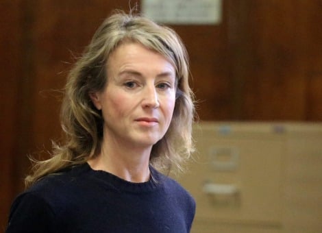 Heleen Mees eist 20 miljoen dollar (15,8 miljoen euro) schadevergoeding van haar ex-minnaar, de Citi Group bankier Willem Buiter meldt het Algemeen Dagblad. Na hun uit de hand gelopen affaire uit de klaagde Buiter haar aan voor stalking. Mees belandde korte tijd in de gevangenis en raakte haar baan kwijt. Ze dient de claim in omdat ze door haar verblijf in de gevangenis Rikers Island grote emotionele schade heeft opgelopen. De schadeclaim is gebaseerd op diverse valse aangiften die Buiter, een directielid van de Citigroup heeft gedaan bij de politie, zoals beschuldigen van stalking, lastigvallen, bedreiging en een reeks van valse en misleidende mededelingen over Mees' seksueel obsessief gedrag, aldus Mees' advocaat Olav Haazen. De eis tot schadevergoeding heeft ze ingediend bij een rechtbank in New York. Mees beschuldigd Buiter ervan dat hij zijn vrouw wilde voorhouden dat Mees niet zijn minnares was, maar een stalker.Mees en Buiter zochten elkaar jarenlang in het geheim op. Maar toen Buiter met zijn vrouw van Londen naar New York verhuisde, waar Mees ook woont, klaagde hij haar vrijwel meteen aan. Duizenden seksueel getinte e-mails Mees wordt verdacht van het stalken van Willem Buiter, de hoofdeconoom van Citigroup, met wie ze een affaire had. In twee jaar tijd zou ze ruim duizend e-mails hebben verstuurd naar Buiter, onder meer met seksueel getinte inhoud. De rechter in New York besloot in maart dat het proces wordt geschrapt als Mees 12 maanden ,,geen problemen” veroorzaakt. Mees zou zich dan niet hoeven te verantwoorden in de rechtzaal. Verder moet ze 14 therapiesessies volgen en mag ze alleen met haar voormalige minnaar Willem Buiter communiceren via haar advocaat.