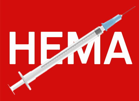 Diabetespatiënte Yosra Aajir krijgt alsnog excuses van HEMA. Dat liet het warenhuisketen donderdagavond laat weten. De tiener werd onlangs door beveiligers voor een junk aangezien toen ze zichzelf in een vestiging in Den Haag met insuline probeerde te injecteren. "Directievoorzitter Ronald van Zetten biedt namens HEMA Yosra A. excuses aan en aan alle diabetespatiënten die zich onbegrepen voelen door hun ziekte'', luidde de verklaring van het bedrijf, dat eerder nog volhield dat Aajir niet onjuist was behandeld. Een woordvoerster bevestigde dat HEMA betreurt "dat er onbegrip is en dat mensen zich onbegrepen voelen''. De zegsvrouw wilde verder niet op de zaak ingaan. Aajir kreeg vrijdag een acute aanval en trok zich terug in een pashokje om zichzelf met insuline te injecteren. Zij zou urine hebben verloren toen de beveiligers het hokje betraden. Die zouden haar hebben aangezien voor een junk en de politie hebben ingeschakeld.