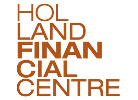 Het Holland Financial Centre staakt zijn activiteiten. Jaren van crisis in de financiële sector hebben het draagvlak weggeslagen voor deze lobbyorganisatie. Lobbyclub Holland Financial Centre (HFC) is begin dit jaar definitief gestopt met haar activiteiten. Doordat de overheid zich uit de organisatie terugtrok was het niet langer mogelijk om HFC voort te zetten, maakte waarnemend voorzitter Jan Nooitgedagt woensdag bekend. HFC werd in 2007 opgezet als publiek-private instelling om Nederland op de kaart te zetten als vestigingsplaats voor financiële bedrijven. Maar in februari vorig jaar zei minister Jeroen Dijsselbloem van Financiën dat de overheid zich moest terugtrekken uit HFC om belangenverstrengeling te voorkomen. Ook riep de minister de in opspraak geraakte oud-SNS-topman Sjoerd van Keulen op om terug te treden als voorzitter van HFC, wat Van Keulen vervolgens deed. Mogelijke koper voor vestiging aan Zuidas Het bestuur van HFC blijft aan totdat alle lopende zaken zijn afgewikkeld en besluit daarna over de eventuele ontbinding van de stichting. Voor de vestiging HFC Plaza aan de Zuidas in Amsterdam wordt nog gesproken met een mogelijke koper. Die gesprekken bevinden zich volgens Nooitgedagt in een vergevorderd stadium. Toen HFC in juli 2007 aan zijn werk begon, rommelde het al op de Amerikaanse huizenmarkt. De problemen met opgeknipte en herverpakte hypotheken die bankbestuurders in de Verenigde Staten grijze haren bezorgden, zouden echter aan Europa voorbij gaan, was de algemene verwachting. Het tegendeel bleek waar. Fortis verslikte zich in de overname van onderdelen van ABN Amro en bleek door de inmiddels vol op stoom gekomen kredietcrisis niet meer in staat zijn problemen zelf op te lossen. De Nederlandse delen van het bedrijf werden in oktober 2008 genationaliseerd. Ook andere financiële instellingen redden het niet zonder hulp. ING, SNS Reaal en Aegon kregen staatssteun. Ook moest de overheid de branche ondersteunen door voor vele miljarden euro's garant te staan voor leningen. De jarenlang gekoesterde, grote financiële sector bleek ook grote risico's met zich mee te brengen voor de overheidsfinanciën. Daarnaast heeft de crisis de innige banden blootgelegd tussen toezichthouders en de banken die zij moesten controleren. Veel hervormingsmaatregelen voor de financiële sector zijn erop gericht meer afstand te creëren. Een organisatie als HFC, waarin bankbestuurders en toezichthouders samen aan de bestuurstafel zitten, past daar niet meer bij. De noodgedwongen nationalisatie van SNS Reaal in februari vorig jaar bracht de zaken in een stroomversnelling. Minister Jeroen Dijsselbloem van Financiën gaf te kennen dat de overheid zich moest terugtrekken uit HFC om belangenverstrengeling te voorkomen. ,,Met het terugtrekken van de publieke kant, was het niet langer mogelijk de publiek-private samenwerking zinvol voort te zetten'', liet waarnemend voorzitter Jan Nooitgedagt woensdag weten. ,,Er zijn al meerdere private samenwerkingsverbanden binnen de sector actief.'' HFC werd geleid door een twintigtal zwaargewichten uit verschillende takken van de financiële wereld. De voorzitter was tot begin vorig jaar de voormalig topman van SNS Reaal, Sjoerd van Keulen. Die legde zijn functie neer na de nationalisatie van SNS.