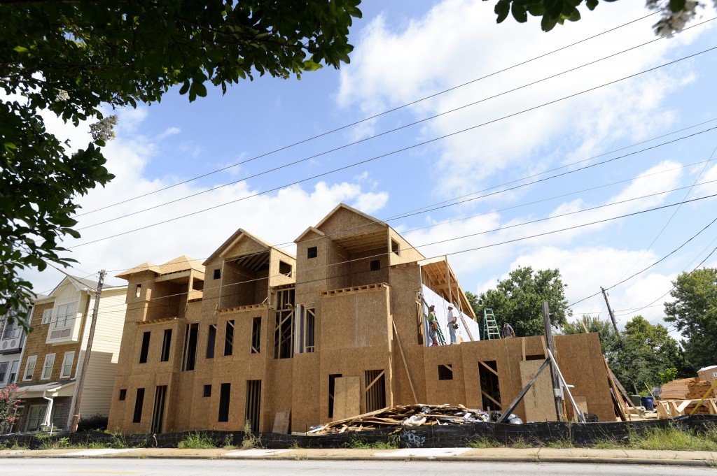 Het aantal in aanbouw genomen woningen in de Verenigde Staten is in april met ruim 13 procent gestegen tot 1,07 miljoen huizen op jaarbasis. Dat blijkt uit cijfers die het Amerikaanse ministerie van Handel vrijdag heeft gepubliceerd. De stijging was veel sterker dan verwacht. Economen voorspelden gemiddeld een toename met 3,6 procent tot 980.000 huizen op jaarbasis. In maart steeg het aantal in aanbouw genomen huizen met 2 procent tot 947.000 op jaarbasis. Het aantal afgegeven bouwvergunningen kwam vorige maand uit op 1,08 miljoen op jaarbasis, tegen een herziene 1 miljoen stuks een maand eerder. Hier werd gemiddeld op 1,01 miljoen aanvragen gerekend.