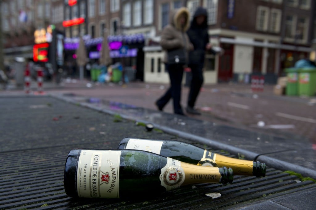 De schade door vuurwerk en vandalisme rond de jaarwisseling bedraagt ongeveer 9 miljoen euro. Het schadebeeld wijkt daarmee nauwelijks af van dat van vorig jaar. Dit blijkt uit de eerste schattingen van het Centrum voor Verzekeringsstatistiek (CVS) van het Verbond van Verzekeraars. De eerste schadecijfers betreffen alleen particuliere schade aan huizen, inboedel en auto’s. Het werkelijke schadebedrag zal nog oplopen, omdat medische kosten en schades voor bedrijven en scholen nog niet bekend zijn. Ook is de schade aan overheidseigendommen niet meegerekend, aldus de koepelorganisatie van verzekeraars donderdag. Eerste indrukken van verzekeraars De prognose is gebaseerd op de eerste indrukken van verzekeraars, waar verzekerden sinds oudejaarsdag digitaal en via callcentra claims indienen. Net als vorig jaar verliep de jaarwisseling in grote delen van Nederland regenachtig, waardoor veel feestvierders binnen bleven of slechts kort op straat waren. Dat zorgde voor minder vuurwerkschade en vandalisme. De claims betreffen zowel relatief kleine schades als gevolg van ongelukjes in en om het huis, maar ook grote schades zoals zwaar beschadigde auto’s en daken en gevels, vaak als gevolg van zwaar vuurwerk. Harde aanpak vandalen Het Verbond benadrukt dat de schadelast voor opstal-, inboedel- en autoverzekeringen maar een beperkt deel van de nieuwjaarsschade is. Ook de medische kosten zullen fors in de papieren lopen. Hoewel het positief is dat de nieuwjaarsschade niet stijgt, blijft het Verbond aandringen op een harde aanpak van oud en nieuw-vandalen. "Bij het afsteken van vuurwerk kan er altijd iets misgaan en voor een ongelukje heb je een verzekering. Het plegen van opzettelijke vernielingen valt echter niet te tolereren", aldus algemeen directeur Richard Weurding van het Verbond. "In overleg met justitie willen we waar mogelijk dit soort schade verhalen op de daders."