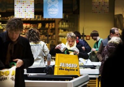 In navolging van Albert Heijn komt ok Jumbo komt dit jaar met afhaalpunten. De supermarkt probeert daarmee de achterstand op Albert Heijn en Sligro in te halen. Dat schrijft De Telegraaf maandag. „Wij hebben de afgelopen tijd niet stilgezeten. Dit jaar zullen we van ons laten horen”, zegt financieel directeur Ton van Veen. Er wordt onder andere gekeken naar mogelijkheden voor afhaalpunten langs snelwegen en in supermarkten. Jumbo liep een achterstand op doordat het bedrijf druk was met de overnames van Super de Boer en C1000. Toch hoopt Jumbo ook zijn voordeel te kunnen doen met de achterstand in het afhaalveld. „We zijn niet de eerste, maar geeft ons voordeel dat we hebben kunnen leren van andere spelers”, aldus Van Veen in de krant.