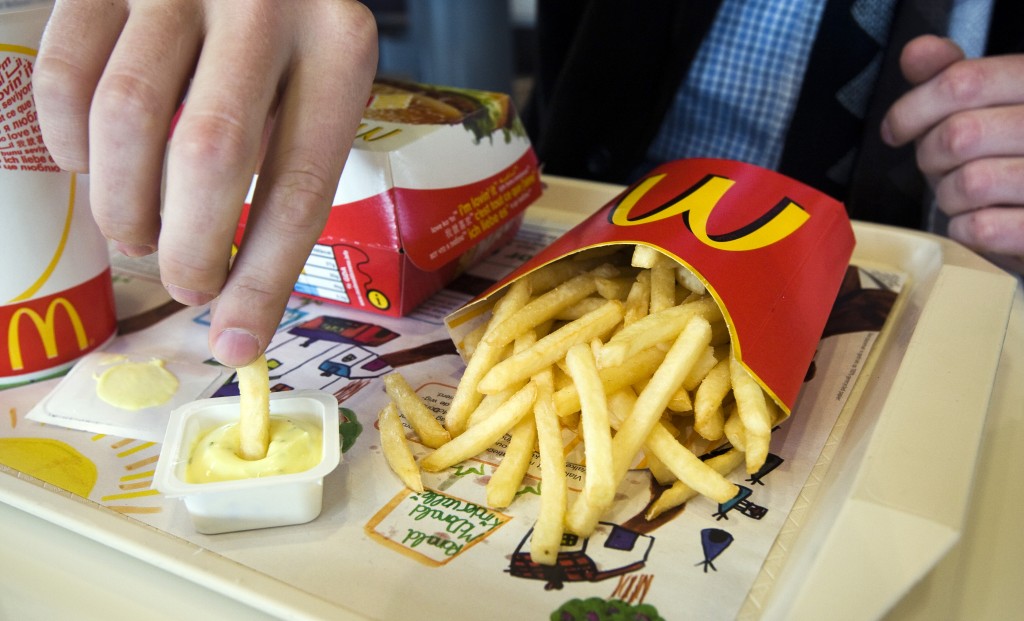 McDonald's heeft vorig kwartaal wereldwijd opnieuw minder klanten getrokken. Samen met negatieve wisselkoerseffecten zorgde dat voor een flinke daling van de omzet en de winst, maakte 's werelds grootste restaurantketen woensdag bekend. McDonald's boekte vorig kwartaal een omzet van 6 miljard dollar (5,6 miljard euro). Dat was 11 procent minder dan in de eerste drie maanden van 2014. De nettowinst zakte met een derde naar 811,5 miljoen dollar. Gecorrigeerd voor wisselkoerseffecten nam de omzet met 1 procent af en daalde de winst met 26 procent. Het bedrijf kampt met stevige concurrentie op de Amerikaanse thuismarkt, terwijl de verkoop van Big Macs en Happy Meals ook onder druk staat door de groeiende vraag naar gezonder eten. Topman Steve Easterbrook beloofde woensdag dat het concern binnenkort met plannen komt die voor een ommekeer kunnen zorgen.