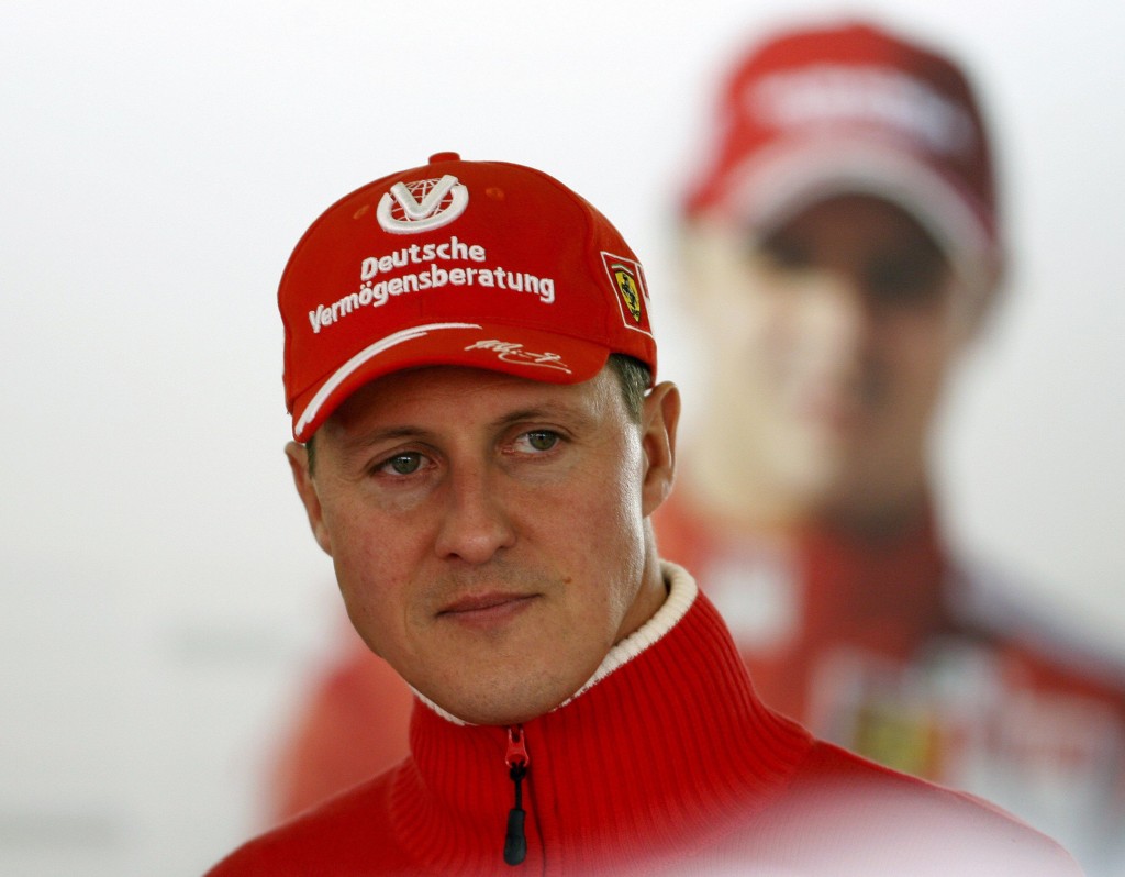 Michael Schumacher leefde al enkele jaren met hersenbeschadiging, na een motorongeluk in 2009. Dat zegt Johannes Peil, lijfarts van de voormalig Formule 1-coureur, zaterdag in Bild. Destijds verbrijzelde hij bij een crash in Cartagena één van zijn twee vertebrale slagaders. Die aders leveren bloed aan de kleine hersenen, die belangrijk zijn voor de motoriek. De Duitse arts was de afgelopen dagen verscheidene keren in het ziekenhuis in Grenoble te vinden waar zijn landgenoot is opgenomen en vrijdag 45 jaar oud werd. Peil stelt wel dat de beschadiging die hij in 2009 opliep, geen invloed hoeft te hebben op het herstel van het letsel dat hij nu heeft. Twee operaties voor Schumacher Schumacher kwam zondag tijdens een skiongeluk zwaar ten val en stootte daarbij met zijn hoofd op een rots. Die klap was zo hard dat zijn helm daarbij verbrijzelde. Sindsdien wordt de zevenvoudig wereldkampioen in de koningsklasse van de autosport kunstmatig in coma gehouden. Zijn toestand is stabiel, maar zorgelijk. Hij werd tot nu toe twee keer geopereerd om de druk op zijn hersenen te verlichten. Die operaties waren geslaagd, maar desondanks verkeert de recordkampioen nog wel in levensgevaar. Helm met camera in beslag genomen Over de oorzaak van zijn ongeval heerst nog altijd onduidelijkheid. De Franse politie heeft vrijdag zijn helm in beslag genomen. Daar zou een camera in zitten die het ongeval mogelijk heeft opgenomen. De politie zou verder het 14-jarige zoontje van de zevenvoudig wereldkampioen in de Formule 1 hebben ondervraagd. Hij zou in de buurt zijn geweest op het moment dat zijn vader zwaar ten val kwam op de piste van Méribel in de Franse Alpen.