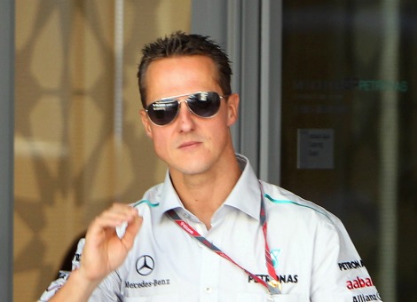 Racelegende Michael Schumacher heeft bij de procedure om hem uit zijn kunstmatige coma te halen met zijn ogen geknipperd. Dat schrijft de Franse krant L'Equipe donderdag. Volgens het dagblad zijn de artsen in het ziekenhuis in Grenoble maandag begonnen om hem te laten ontwaken. De zevenvoudig wereldkampioen in de Formule 1 zou hierbij op neurologische reflexen hebben gereageerd. Ski-ongeluk: helm in stukken De 45-jarige Schumacher liep op 29 december tijdens een skiongeluk in de Franse Alpen zwaar hersenletsel op. Zijn helm is bij de klap op een rotsblok in meerdere stukken gebroken. De oud-coureur was bij kennis toen hij arriveerde in het ziekenhuis van Grenoble. Hij slaagde er niet in alle vragen te beantwoorden en was in de war. Sinds het ongeluk werd bij in coma gehouden. Volgens diverse verklaringen van de doktoren was al die tijd zijn toestand kritiek doch stabiel. Uit coma halen kan nog lang duren De manager van Schumacher, Sabine Kehm, bevestigt dat de racelegende langzaam uit zijn kunstmatige coma wordt gehaald. "Michaels narcosemiddel wordt sinds kort gereduceerd om het ontwakingsproces op gang te brengen", aldus Kehm. "Dit kan nog wel zeer lang duren." Ook de geraadpleegde deskundige in l"Equipe zegt dat er nog een lange weg is te gaan. “Nadat de patiënt zijn ogen heeft geopend, wordt het vermogen tot communiceren gecontroleerd. Dat gebeurt met simpele bevelen: ‘open je ogen, sluit je ogen, open je mond, schud mijn hand.’ De komende twee maanden zal Schumacher zich verward en passief voelen. Op langere termijn is zijn toekomst moeilijk te voorspellen. Bij ernstig hersenletsel is de werkelijke schade pas over een aantal jaar vast te stellen.” Familie Schumacher beschermen Door de berichtgeving in de media werd Kehm min of meer gedwongen met een verklaring over de toestand van de zevenvoudig wereldkampioen in de Formule 1 te komen. "Het was oorspronkelijk de duidelijke afspraak tussen alle partijen dat we, om de familie te beschermen, pas informatie naar buiten zouden brengen als het proces geconsolideerd zou zijn", schrijft Kehm. "Over tussenfasen in dit proces zullen we verder geen mededelingen doen. De familie heeft opnieuw om respect voor hun privacy en het medisch beroepsgeheim gevraagd. De artsen moeten niet worden gestoord bij hun werk."
