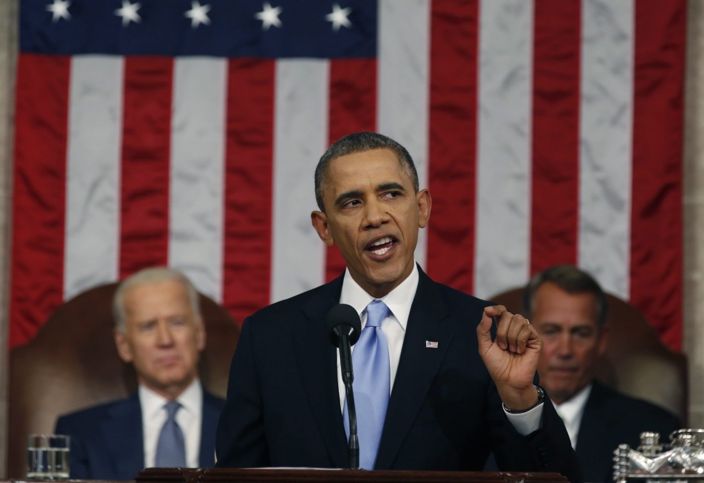 ard werken moet weer lonen voor Amerikanen. Dat was dinsdag de belangrijkste boodschap van president Barack Obama in zijn zesde State of the Union; de Amerikaanse 'troonrede'. ,,Bedrijfswinsten en aandelenkoersen zijn zelden zo hoog geweest. Met degenen aan de top is het nog nooit zo goed gegaan. Maar de ongelijkheid is groter. De opwaartse mobiliteit is tot stilstand gekomen'', sprak Obama. ,,Te veel Amerikanen werken meer dan ooit, om alleen maar rond te komen - laat staan vooruit te komen'', aldus de president. Obama riep het Congres op in te stemmen met een verhoging van het minimumloon van 7,25 dollar (5,30 euro) naar 10,10 dollar (bijna 7,40 euro). De president dreigde desnoods het tussen Republikeinen en Democraten verdeelde Congres te omzeilen om de ongelijkheid aan te pakken. De president die inmiddels 5 jaar aan de macht is, kwam ook terug op zijn oude verkiezingsbelofte om het gevangenenkamp Guantanamo Bay te sluiten. ,,Terreur moet niet alleen bestreden worden door veiligheidsoperaties en militaire acties, maar ook door trouw te blijven aan onze constitutionele idealen en een voorbeeld te zijn voor de rest van de wereld'', zei Obama. Volgens Obama is 2014 het ideale jaar voor de sluiting voor de gevangenis voor terreurverdachten. Die valt dan samen met de terugtrekking van de laatste troepen uit ,,Amerika's langste oorlog'' in Afghanistan. Obama kwam ook terug op het wapengeweld in de VS. Vorig jaar zag hij na het drama op een school in Newtown plannen voor strengere wapenwetten stranden in het Congres. De Democratische president zal desnoods ook hier alleen handelen om toch maatregelen te kunnen nemen. Obama's toespraak werd dinsdag 80 keer onderbroken door applaus. De helft van die onderbrekingen ging gepaard met een staande ovatie. Sinds 2010, toen Obama 102 keer werd onderbroken door geklap, scoorde de president niet meer zo goed, zo becijferde de nieuwszender ABC News. De Republikeinen klapten overigens ook mee voor Obama.