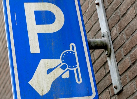 Wie parkeert op een gemeentelijke parkeerplaats, moet vaak parkeerbelasting betalen. In de meeste gemeentes betalen automobilisten die door een kaartje te kopen in een parkeerautomaat. Vervolgens moet dat kaartje zichtbaar achter de voorruit van de geparkeerde auto worden gelegd. Nu zit er altijd enige tijd tussen het parkeren van de auto en het moment dat het kaartje achter de voorruit ligt. In een recente rechtszaak bij de rechtbank Den Haag was de vraag of een automobiliste die haar auto had geparkeerd in Noordwijk terecht een boete had gekregen. Een controleambtenaar had namelijk om 12.59 uur op de bewuste dag in haar auto geen parkeerkaartje aangetroffen en legde een naheffingsaanslag op van 61 euro, te weten 3 euro parkeerbelasting en 58 euro aan naheffing (boete). De eigenares van de auto was het daar niet mee eens en stapte naar de rechter. Zij betoogde dat zij op het genoemde tijdstip inderdaad geen parkeerkaartje had, omdat zij toen bezig was er één te kopen. Het kaartje dat zij had gekocht, had als aanvangstijdstip 13.08 uur. Redelijke tijd Nu verwacht de wetgever niet dat het kaartje er ligt zodra de automobilist zijn auto parkeert. Dat is technisch onmogelijk. Een praktische uitleg van de wet bepaalt dat de automobilist een redelijke tijd nodig heeft om een parkeerkaartje te kopen en dat in de auto te leggen. Maar wat is een redelijke tijd? In dit geval had de vrouw niet alleen tijd nodig om naar de automaat te gaan en terug, maar moest zij ook geld wisselen. Onbekend met de situatie in Noordwijk bleek bij de parkeerautomaat namelijk dat ze onvoldoende gepast geld bij zich had. Het kostte haar enkele minuten extra om ook geld te wisselen. De rechter vond dit geen goed argument. Van parkeerders mag worden verwacht dat zij voldoende muntgeld op zak hebben, aldus de rechter. Ook als zij onbekend zijn met de parkeeromgeving. De vrouw moet alsnog de aanslag van 61 euro betalen. Paul van der Kwast is financieel planner en lid van de Vereniging Onafhankelijke Financieel Planners. Voor Z24 volgt hij de fiscale ontwikkelingen op de voet. Ook schrijft hij tweewekelijks een column over personal finance.