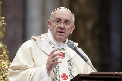 paus Paus Franciscus heeft woensdag vier van de vijf leden vervangen van het kardinaalscollege dat toezicht houdt op het IOR, de bank van het Vaticaan. Onder de ontslagen leden is kardinaal Tarcisio Bertone, die onder Franciscus' voorganger Benedictus XVI 'staatssecretaris' (premier) van het Vaticaan was. Critici houden Bertone verantwoordelijk voor laks toezicht op de bank, die onder meer verwikkeld zou zijn in een witwasschandaal. In Italië loopt een onderzoek naar het IOR en de Raad van Europa waarschuwde vorige maand nog dat de bank het interne toezicht moet verbeteren om niet gebruikt te kunnen worden voor witwaspraktijken. Franciscus wil de bank hervormen of, als dat niet lukt, het IOR desnoods sluiten.