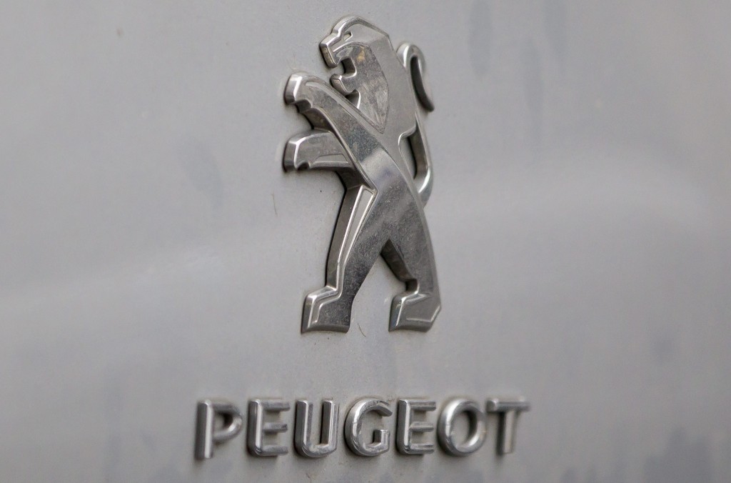 PSA Peugeot Citröen heeft na 3 jaar van verliezen winst geboekt dankzij de introductie van nieuwe modellen en forse kostenbesparingen. Dat blijkt uit de halfjaarcijfers die de op een na grootste autofabrikant van Europa woensdag presenteerde. De operationele winst voor eenmalige posten bedroeg in de eerste 6 maanden van dit jaar 477 miljoen euro in vergelijking met een verlies van 100 miljoen euro een jaar eerder. Een nettoresultaat over de periode gaf Peugeot niet. De omzet was met 27,6 miljard euro een fractie lager dan de 27,7 miljard euro een jaar eerder. Het Franse concern, dat sinds de eerste helft van 2011 rode cijfers schreef, greep fors in om de malaise op de Europese automarkt het hoofd te bieden. Terwijl de autoverkopen in Europa daalden tot het laagste niveau in 20 jaar, sloeg Peugeot de handen ineen met het Chinese Dongfeng om internationaal te groeien.