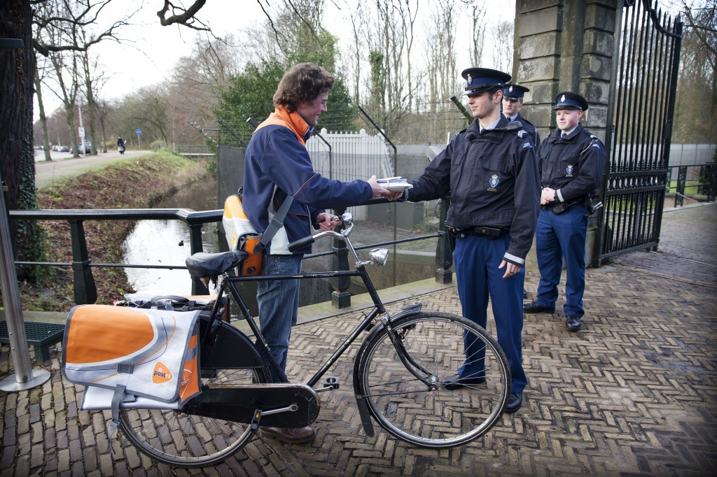 De druk die het kabinet uitoefent op PostNL om pakketbezorgers weer in vaste dienst te nemen, vormt een bedreiging voor het postbedrijf. Dat schrijft Rabobank in een analistenrapport. Minister van Sociale Zaken Asscher voert gesprekken met PostNL over de 'schijnzelfstandigheid' van onderaannemers, zoals de pakketbezorgers, aldus het Financieele Dagblad. Volgens de krant twijfelt het kabinet of deze zelfstandigen wel echt zelfstandig zijn, aangezien PostNL hun enige klant is. Rabo stelt dat dit een ,,echte en serieuze'' bedreiging is voor de pakketjesdivisie van PostNL omdat deze discussie kan leiden tot het in vaste dienst nemen van bezorgers of hogere tarieven voor de bezorgers van PostNL. Dit kan leiden tot hogere kosten voor het bedrijf. Prijsdruk Tot dusver heeft de pakketjesdivisie een hoge winstmarge, vooral dankzij de lage kosten die verbonden zijn aan het in dienst nemen van onderaannemers. Rabo stelt altijd al gezegd te hebben dat die winstmarge onhoudbaar is en dat deze discussie daar een begin van kan zijn. Verder kan PostNL te maken krijgen met prijsdruk omdat ook concurrenten als DHL en DPD zich steeds meer richten op pakketbezorging. Rabo hanteert een hold-advies voor PostNL met een koersdoel van 4,50 euro. Het aandeel PostNL noteerde om 9.25 uur 1,3 procent lager op 4,16 euro.