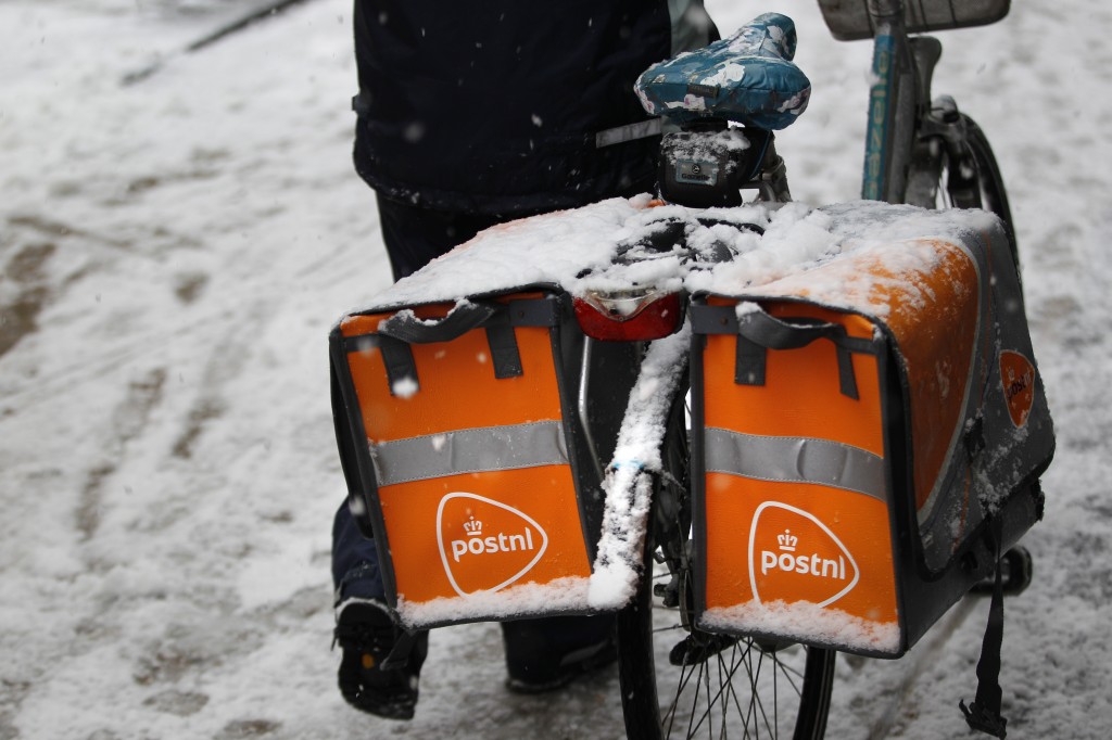 PostNL sluit niet uit dat bezorgers binnenkort nog maar 3 dagen per week de post rondbrengen. Een Europese richtlijn verplicht nu nog bezorging op minimaal 5 dagen per week, maar de Europese Commissie heeft onderzoek gedaan naar een soepelere postrichtlijn. Dat meldde het AD woensdag op gezag van een Europarlementariër. Een woordvoerder van PostNL bevestigt dat het bedrijf overgaat op postbezorging van "4 of misschien zelfs 3 dagen'' per week "als de EU het toestaat''. Voor rouw- en medische post zal een uitzondering gemaakt worden. Begin dit jaar besloot PostNL al geen post meer te leveren op maandag. Volgens PostNL neemt het postvolume in Nederland sneller af dan in andere Europese landen. Dat is mogelijk te wijten aan de zeer hoge internetdichtheid van Nederland.