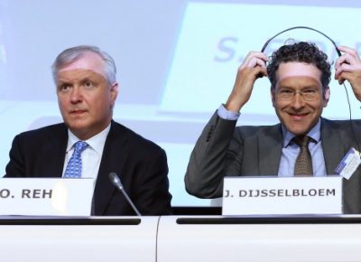 rehn dijsselbloem 340 Bedrijven en huizenkopers stortten Europa in de recessie. De overheden hadden vast meer kunnen doen om de gevolgen te dempen, maar waren niet de schuldigen van de vraaguitval. Wat? Hoezo ‘Het was niet de overheid?’. Het waren natuurlijk wel de Europese overheden die de Europese economie kapotbezuinigden. Het was hun oliedomme fixatie op begrotingstekorten en staatsschuld die het eurogebied in een twee jaar durende recessie stortte. Lees het maar in Amerikaanse boeken als How austerity is killing Europe en Austerity: The History of a Dangerous Idea. Zonder bezuinigingen en lastenverzwaringen was de eurocrisis nooit zo diep geweest en stond Europa er nu al weer net zo goed voor als de VS. Bedrijven en huizenkopers Het is langzamerhand een algemeen aanvaard uitgangspunt: de overheid kneep de vraag af, de overheid bezuinigde de Europese economie kapot. Dus niet. Het was niet de overheid. Het waren de Europese bedrijven en huizenkopers. Omdat zij na 2008 niet meer investeerden, kromp de economie van het eurogebied zo snel. Dat zeg ík niet, dat zegt de Europese Centrale Bank (ECB). In de donderdag verschenen Monthly Bulletin van de ECB (pdf) staat een korte analyse van de rol van investeringen in de afgelopen conjunctuurcyclus. Sinds 2008 zijn de totale investeringen met 15 procent gedaald. De ECB schrijft: “Deze daling verklaart het grootste deel van de scherpe afname van het bruto binnenlands product van de eurozone.” In onderstaande grafiek, afkomstig uit de ECB-publicatie, is dat goed te zien. De donkerblauwe staafjes geven het effect van de investeringen op de economische groei (krimp) weer. In alle kwartalen sinds 2008 hebben de investeringen verreweg de grootste negatieve invloed op de economische groei. ECB Monthly Bulletin Box 4 Chart A. Overheidsconsumptie (de lichtblauwe, gearceerde balkjes) draagt juist in ieder kwartaal bij aan de groei. Netto export stuwt de groei sinds 2011. Terwijl de consumptie van huishoudens de groei een beetje heeft gedrukt. Huizen, scholen en snelwegen Maar let op: niet alleen Europese bedrijven dragen schuld aan de dalende investeringen in bovenstaande grafiek. Ook huishoudens en de overheid investeren. Huishoudens wanneer ze een huis kopen, overheden als ze scholen bouwen of snelwegen aanleggen. Het is belangrijk te kijken naar de samenstelling van de investeringen. De ECB maakte daarvoor deze grafiek: ECB Monthly Bulletin Box 4 Chart B. De donkerblauwe staafjes geven de afname van de bedrijfsinvesteringen weer. Die afname is goed voor ongeveer de helft van de daling van de totale investeringen. Iets minder dan de helft komt voor rekening van huizenkopers (lichtblauw en gearceerd). Ook de overheid investeerde minder (rode staafjes), maar dat was maar een klein deel van de totale afname. Overigens hadden bedrijven een goede reden om weinig te investeren. Sinds het uitbreken van de kredietcrisis in 2008 was de vraag naar producten gering en stonden er veel machines stil. Een fabrikant met overcapaciteit gaat niet snel investeren. En ook de huizenkopers hadden in veel landen alle reden om stil te zitten. Dalende huizenprijzen, overschotten aan bestaande woningen en onzekere inkomens stimuleren de nieuwbouwplannen van burgers niet. Had de overheid dan niet in moeten springen om de wegvallende vraag van bedrijven en burgers over te nemen? Met een tijdelijke bestedingsimpuls en tijdelijke lastenverlichting hadden Europese overheden de bestedingen kunnen opdrijven, zodat bedrijven de noodzaak tot investeren weer voelden en baanzekere huizenkopers de markt weer op durfden. Keynesiaans experiment Natuurlijk, zo’n keynesiaans experiment hadden we in Europa kunnen uitvoeren. Waarschijnlijk had dat op korte termijn ook nog geholpen ook, hoewel landen in Zuid-Europa zo’n vraagimpuls waarschijnlijk niet hadden kunnen financieren. Maar wat de grafieken van de ECB duidelijk laten zien is dat de oorsprong van de Europese recessie niet ligt bij de kapotbezuinigende overheid, maar bij de private sector die de hand stijf op de knip hield. De overheid had misschien meer kunnen en moeten doen om de recessie te dempen, en heeft met de lastenverzwaringen de stemming onder bedrijven en burgers nog extra gedrukt, maar was niet de eerste oorzaak. En hoe zat dat dan in Nederland? Niet veel anders dan in Europa als geheel. In de laatste Macro Economische Verkenningen van het CPB staat deze grafiek: CPB MEV 2014 figuur 2.6 De schuldige? Alweer: de investeringen.