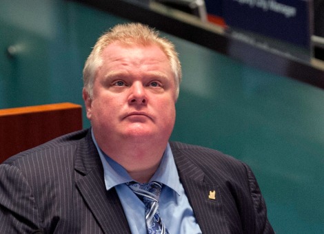 Hoewel hij in 2013 herhaaldelijk in opspraak kwam, gaat Rob Ford voor een tweede termijn als burgemeester van Toronto. Ford was donderdag de eerste kandidaat die zich meldde nadat de inschrijvingen voor de volgende burgemeestersverkiezingen in de grootste stad van Canada waren geopend, meldde omroep CBC. Ford (44) kwam onder meer onder vuur te liggen, omdat hij crack had gerookt. Dat ontkende hij eerst, maar onder druk van zich opstapelende bewijzen besloot hij het druggebruik toch maar toe te geven. De verkiezingen worden in oktober gehouden. In de tussentijd heeft Ford niet veel te vertellen, aangezien de gemeenteraad een groot deel van zijn bevoegdheden heeft afgepakt vanwege de schandalen. De raad vindt eigenlijk dat hij moet aftreden, maar kan hem daar niet toe dwingen. Controversiële burgemeester De 44-jarige Ford, die in 2010 aantrad, is al langere tijd controversieel. Vorig jaar moest hij opstappen als burgemeester vanwege belangenverstrengeling in zijn tijd als raadslid, maar een rechter draaide dat begin dit jaar in hoger beroep terug. Ook werd hij gefotografeerd terwijl hij lezend op een snelweg een auto bestuurde, viel hij kwaad uit naar een journalist die de gemeentepolitiek volgt en riep hij de hulp van de politie in toen een cabaretier bij zijn huis filmopnamen maakte. Inwoners van Toronto nemen hem bovendien zijn voortdurende geruzie met gemeenteraadsleden kwalijk. Veel van hen willen dat de burgemeester opstapt. “Hij heeft geen greintje geloofwaardigheid”, aldus raadslid Jaye Robinson.