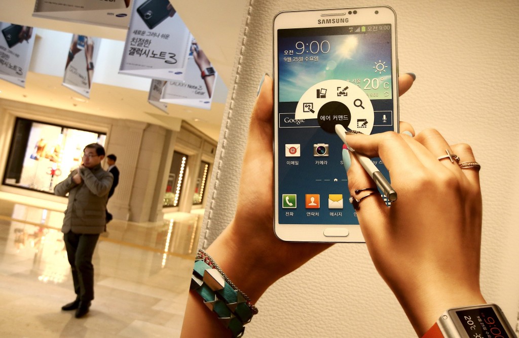 Samsung moest in de laatste drie maanden van 2013 een winstdaling incasseren. De felle strijd op de smartphonemarkt raakt de winstmarges van de Zuid-Koreaanse technologiereus. Technologieconcern Samsung Electronics heeft in het vierde kwartaal zijn winst zien dalen, onder druk van concurrentie van nieuwe smartphones van aartsrivaal Apple en goedkope Chinese mobieltjes. Het is voor het eerst in negen kwartalen dat de winst van Samsung is gekrompen. De operationele winst lag in het vierde kwartaal van 2013 tussen de 8,1 en 8,5 biljoen won, omgerekend ongeveer 5,7 miljard euro), tegen bijna 9 biljoen won een jaar eerder, zo maakte Samsung dinsdag bekend. Analisten hadden in doorsnee bijna 10 biljoen won voorspeld.