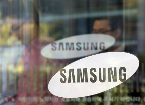 Samsung gaat sterker inzetten op eigen winkels. In samenwerking met het Britse Carphone Warehouse opent het bedrijf in Europa 60 nieuwe verkooppunten. In Nederland komen er vijf tot tien, maakte Samsung woensdag bekend. De exploitatie van de Nederlandse zaken is in handen van winkelketen Phonehouse. Het is nog niet bekend op welke locaties de winkels komen. In de vestigingen zullen uitsluitend Samsungproducten te koop zijn. Beide partners zijn het concept afgelopen jaar in Spanje met drie winkels gestart. De komende 3 maanden openen de andere Samsungwinkels in Duitsland, Spanje, Portugal, Zweden, Nederland, Groot-Brittannië en Ierland. In Duitsland heeft Samsung al wel een grote 'flagship store' geopend in Frankfurt. Het Zuid-Koreaanse Samsung is de grootste aanbieder van smartphones in de wereld. Zijn grote concurrent Apple heeft wereldwijd een netwerk van ruim 400 eigen winkels.