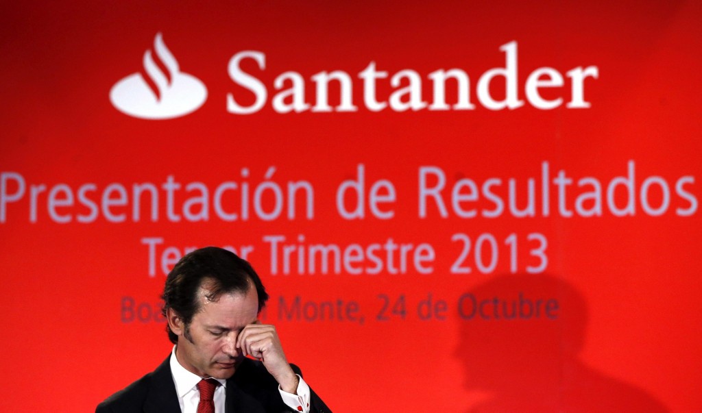 Santander, het grootste bankconcern van Europa, heeft de winst vorig jaar zien verdubbelen tot 4,37 miljard euro. Dat maakte het Spaanse concern donderdag bekend. De winstsprong werd vooral gestuwd doordat de bank minder geld opzij hoefde te zetten voor leningen die niet meer terugbetaald kunnen worden en verliezen op vastgoedinvesteringen. Ook kostenbesparingen droegen bij aan het hogere resultaat. Santander moest in het vierde kwartaal 2,28 miljard euro in de stroppenpot voor probleemkredieten stoppen, het laagste bedrag in de laatste acht kwartalen. Volgens Santander-topman Emilio Botín maakt het bankconcern zich op voor ,,een sterke winstgroei de komende jaren'', nadat de bank de afgelopen jaren zich vooral had gericht op het versterken van de balans en de kapitaalpositie. De resultaten van 2013 onderstrepen volgens hem ,,de ommezwaai'', na de winstdalingen van de afgelopen jaren. Spaanse banken hebben het de afgelopen jaren moeilijk gehad door de economische krimp waarin het land zich bevindt en door het instorten van de vastgoedmarkt in Spanje.