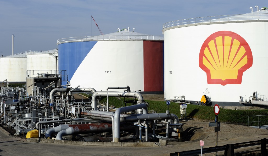 Sinds 1 januari dit jaar heeft de Nederlander Ben van Beurden de leiding bij Shell. Hij benadrukte donderdag bij de officiële publicatie van de jaarcijfers dat Shell opnieuw fors moet omschakelen. Het is even uit met groei van de investeringen. Groei van de olie- en gasproductie, nieuwe spectaculaire winningsprojecten: daar heeft de nieuwe topman het even niet zo op. Kapitaaldiscipline en winstgevendheid moeten alle aandacht krijgen. Om een idee te krijgen van de uitdagingen waar de nieuwe topman voor staat, een overzicht van enkele kerncijfers van Shell in zeven grafieken. Ben van Beurden de nieuwe topman van Shell moet meteen flink aan de bak. De olie- en gasreus heeft fors geïnvesteerd in nieuwe projecten, maar de winstgevendheid holt achteruit. Shell's problemen in zeven grafieken.