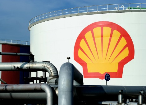 De Nigeriaanse dochter van Shell SPDC heeft de verkoop van zijn belang van 30 procent in het wingebied Oil Mining Lease 24 (OML24) aan Newcross Exploration & Production afgerond. Met de transactie is voor Shell 600 miljoen dollar (478 miljoen euro) in contanten gemoeid. Dat maakte Shell donderdag bekend. De verkoop maakte deel uit van strategische herziening voor de onshore-bezittingen van SPDC in Nigeria. OML24 behelst een oppervlakte van ongeveer 430 vierkante kilometer en bevat verschillende olievelden en andere faciliteiten. De afgestoten velden produceerden in de eerste helft van dit jaar gemiddeld circa 13.000 vaten per dag. Ook andere deelnemers van OML24 hebben hun belangen aan Newcross verkocht. Dat Nigeriaanse bedrijf bezit nu 45 procent van OML24.