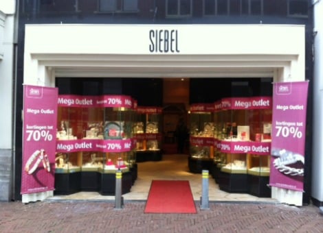 Juweliersketen Siebel heropent vanaf woensdag 12 van de 36 winkel. Het is de opmaat naar een doorstart. De winkels blijven open tot 1 maart, heeft de curator van het failliete bedrijf Marinus Pannevis laten weten. Het gaat om de vestigingen in Amsterdam, Rotterdam, Groningen, Maastricht, Breda, Amersfoort, Eindhoven, Goes, Utrecht, Haarlem, Apeldoorn en Den Haag. De duizenden reparatieartikelen en trouwringen zullen volgens de curator via de winkels worden uitgeleverd. Alle leveranciers van trouwringen hebben toegezegd de ringen te leveren die besteld zijn voor de huwelijksdag in februari of maart. Consumenten die een sieraad of horloge bij Siebel Juweliers ter reparatie hebben liggen, worden voor 18 februari gebeld om een afspraak te maken over het weer in bezit krijgen van de goederen. Dat slechts 12 winkels heropenen betekent volgens de curator niet dat de overige 24 winkels definitief dichtblijven. Pannevis gaat er nog steeds vanuit dat het bedrijf in zijn geheel een doorstart maakt. Siebel ging vorige maand over de kop, nadat de verkopen in december waren tegengevallen en de Rabobank een belangrijk krediet had opgezegd. Er werkten ongeveer 170 mensen bij de onderneming.