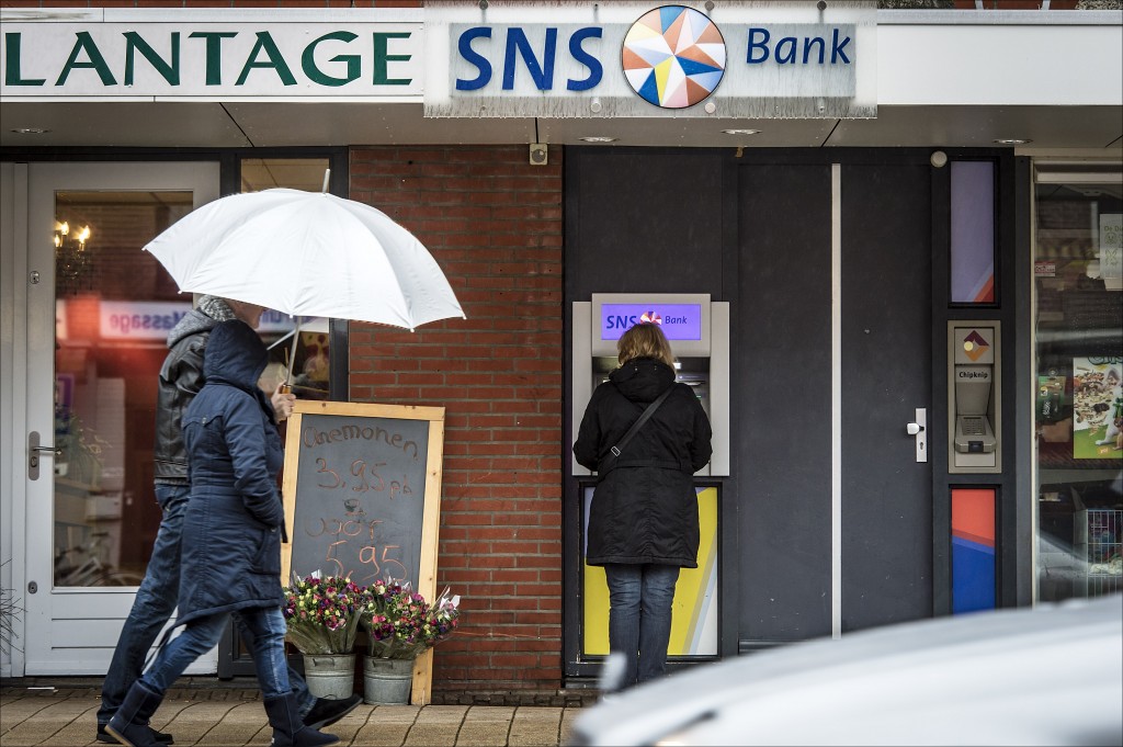 Het ministerie van Financiën en De Nederlandsche Bank hebben tussen 2006 en eind 2012 niet tijdig en niet effectief gereageerd op de steeds grotere problemen bij SNS Reaal. Dat is de harde conclusie van een onderzoek naar de nationalisatie van SNS Reaal en de jaren die eraan voorafgingen. Minister Jeroen Dijsselbloem van Financiën nationaliseerde SNS op 1 februari vorig jaar voor 3,7 miljard euro. De bank was anders failliet gegaan en dat zou de stabiliteit van de Nederlandse financiële sector in gevaar hebben gebracht, zei Dijsselbloem nu bijna een jaar geleden. In maart stelde hij een evaluatiecommissie in, bestaande uit het voormalig Raad van State-lid Rein Jan Hoekstra en aan oud-hoogleraar en oud-ABP-directeur Jean Frijns.