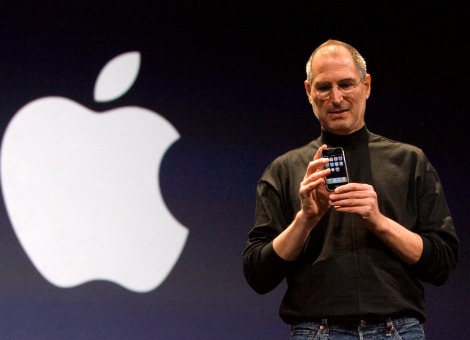 Exact zeven jaar geleden onthulde wijlen Steve Jobs de eerste iPhone. Tijd om de balans op te maken van een apparaat dat Apple én ons gedrag ingrijpend heeft veranderd. De hype rond de onthulling van de eerste iPhone op 9 januari 2007 was enorm. Op het podium van Macworld Expo kondigde Steve Jobs drie nieuwe apparaten aan: een iPod met touchscreen, een mobiele telefoon en een internetapparaat. Maar het bleek niet om drie losse producten te gaan. De iPhone verenigde al die functies in één revolutionaire gadget. Enkele maanden later stonden er lange rijen voor Amerikaanse winkels met Apple-fans die de iPhone per se wilden hebben. In zeven jaar heeft de iPhone een enorme impact op de samenleving gehad. Met effecten die nog nauwelijks zijn te overzien voor bedrijven én ons gedrag. Steve Jobs kan postuum tevreden zijn. De iPhone en Apple Apple was redelijk succesvol vóór het iPhone-tijdperk. Met de iPod had het al de markt voor draagbare muziekspelers veroverd (dag Sony) en met iTunes creëerde het een nieuwe distributiemethode voor betaalde muziek. De koers stond vóór de introductie van de iPhone op zo’n 125 dollar. De iPhone heeft het bedrijf een waanzinnige versnellig gebracht. De koers is meer dan verviervoudigd naar zo’n 540 dollar. Apple is nu 489 miljard dollar waard. De omzet is in die periode meer dan verzevenvoudigd tot 170 miljard dollar in fiscaal 2013. Uiteraard niet alleen door de 420 miljoen iPhones die inmiddels zijn verkocht. Maar het apparaat plaveide wel de weg. Apple is niet langer het merk van enkelen, maar van de massa. En waar het voorheen alleen bij creatieve beroepen populair was, eisen nu werknemers wereldwijd een iPhone als secundaire arbeidsvoorwaarde. De iPhone en andere apparaten Nog meer dan bij z'n andere apparaten combineerde de iPhone fraai design met gebruiksgemak. Geen telefoonfabrikant kon daarna nog meer dikke handleidingen komen. Na Apple kwam Google met Android, waardoor de smartphone nu razendsnel gemeengoed wordt. Touchscreens zijn alom. Niet alleen in telefoons, maar ook in andere apparaten, zoals uiteraard de iPad. Gebruiksgemak staat nu bij alle technologische introducties voorop. De iPhone en andere bedrijfstakken Gratis kranten hadden tot pakweg zeven jaar geleden de toekomst. Ze bestonden bij de gratie van een verloren moment: even koppen snellen terwijl je naar je werk ging in bus, tram of metro. Kijk nu om je heen in het openbaar vervoer en je ziet dat de smartphones die verloren momenten domineren. Weg verdienmodel voor de gratis kranten. Nieuwsfotografen hebben concurrentie van amateurs die alleen al door hun aantal een factor van belang zijn: er is altijd iemand dicht bij een bijzondere gebeurtenis met een smartphone. (Het persbureau ANP heeft vrijwel al zijn fotografen ontslagen.) TomTom verkoopt minder navigatieapparaten omdat veel mensen via hun smartphones de weg kunnen vinden. Andere telefoonfabrikanten als RIM (de maker van de Blackberry) en Nokia kunnen het tempo in de smartphone-industrie niet bijhouden en zijn nog maar een fractie waard van zeven jaar geleden. Daar staat tegenover dat hele nieuwe bedrijfstakken ontstaan. Neem die van de app-makers. Apple heeft zo'n 15 miljard dollar uitgekeerd aan de makers, als onderdeel van de opbrengsten die de apps genereren. De App Store telt er inmiddels meer dan 1 miljoen. Zonder iPhone geen Snapchat, dat in twee jaar tijd van niets tot 3 miljard dollar waard werd. De iPhone en ons gedrag De komst van een apparaat met functies die voorheen alleen pc’s bezaten, heeft verregaande gevolgen voor onze manier van leven. Niet allemaal positief: we raken verslaafd aan onze updates. Van mail tot Facebook en Twitter. En we eisen directe reacties van onze vrienden, collega’s en leveranciers. Bedrijven die op sociale media onder vuur liggen, moeten meteen reageren om nog grotere imagoschade te voorkomen. Volgens Amerikaans onderzoek is 30 procent van de Amerikanen geboren na 1980 in paniek als ze niet om de paar minuten hun sociale media kunnen volgen. Medici signaleren dat patiënten leiden aan ‘spooktrillingen’: mensen denken dat hun telefoon afgaat, terwijl dat niet zo is. Oogcontact in vergaderingen wordt minder nu een deel van de aanwezigen hun blik op hun smartphone houdt. Onze vakanties zijn niet meer digivrij. De telefoon gaat altijd mee en dus ook ons het werk (even de mail checken, toch maar dat telefoontje van die klant aannemen). Museabezoekers kijken niet meer naar de kunstwerken, maar beginnen onmiddellijk met hun telefoon te fotograferen. Kleuters 'swipen' net zo makkelijk een iPad als dat ze een toren van blokken bouwen. De lijst van gedragsverandering is eindeloos. Verslaving Ook de positieve. Denk aan het gemak voor fietsers die dankzij Buienradar net voor de regen thuiskomen. Of aan patiënten die dankzij waarschuwingsapps niet meer vergeten hun medicijnen in te nemen. Eigenlijk zijn er maar twee grenzen aan de invloed van de iPhone: ons eigen gedrag – durven we hem niet te gebruiken – en de prijspolitiek van providers. Nu die internetten duurder maken, gaan we onze smartphoneverslaving nadrukkelijker in de portemonnee voelen. Of gaat het met de smartphone net als met de auto? Hoe duur de benzine ook is, we blijven erin rijden. Lees ook Dit verdient Apple per product De techgrafieken van 2013: bye, bye BlackBerry, hallo minitablet