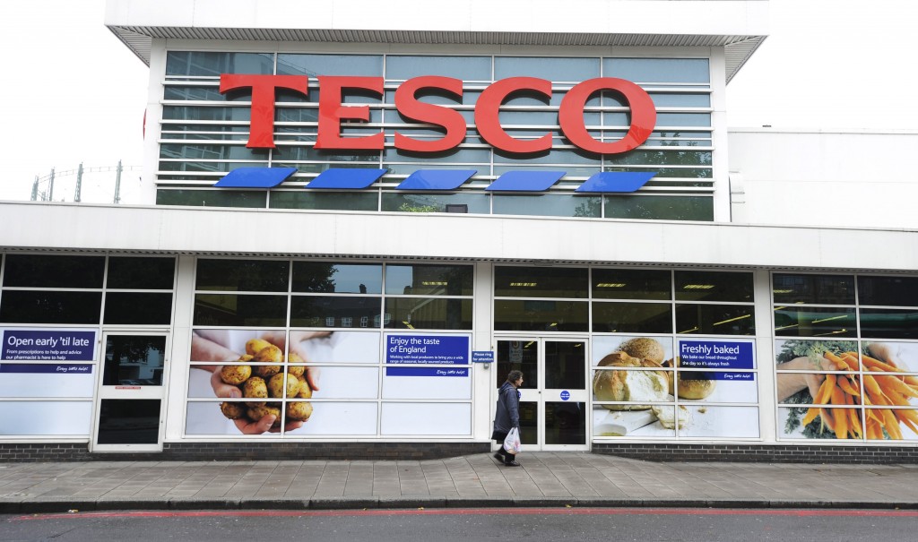 Tesco, de grootste supermarktketen in Groot-Brittannië, heeft in de weken rond kerst de verkopen zien dalen. Klanten vertrokken naar discounters of deden juist boodschappen bij luxere winkels. Tesco zag de vergelijkbare omzet in de afgelopen 6 weken met 2,4 procent dalen. De daling is iets groter dan analisten hadden verwacht. Tesco verloor in het afgelopen jaar zo'n 1 procent aan marktaandeel aan discounters als Lidl en Aldi en zag klanten ook vertrekken naar een luxere concurrent als Waitrose. De detailhandelaar zei donderdag dat de resultaten voor heel 2013, die later bekend worden gemaakt, nog wel binnen de verwachting zullen liggen. Sainsbury ziet verkopen wel stijgen De Britse supermarktketen Sainsbury maakte woensdag bekend dat het de omzet wel heeft zien stijgen in het laatste kwartaal van 2013 ten opzichte van dezelfde periode een jaar eerder. De toename is voornamelijk te danken aan sterke kerstverkopen. De omzet van winkels die minstens een jaar open zijn, steeg met 0,2 procent tijdens de 14 weken tot aan 4 januari. Hierbij is de omzet uit benzine niet meegerekend. Analisten rekenden gemiddeld op een daling met 0,4 procent. De totale omzet over het derde kwartaal steeg met 2,7 procent. Sainsbury gaf aan dat na een "moeilijke verkoopperiode" in oktober en november de kerst een lichtpunt was. Mede daardoor wist de winkelketen de vergelijkbare omzet voor het 36e kwartaal op rij te doen stijgen. De toename was wel minder sterk dan in de voorgaande periode.
