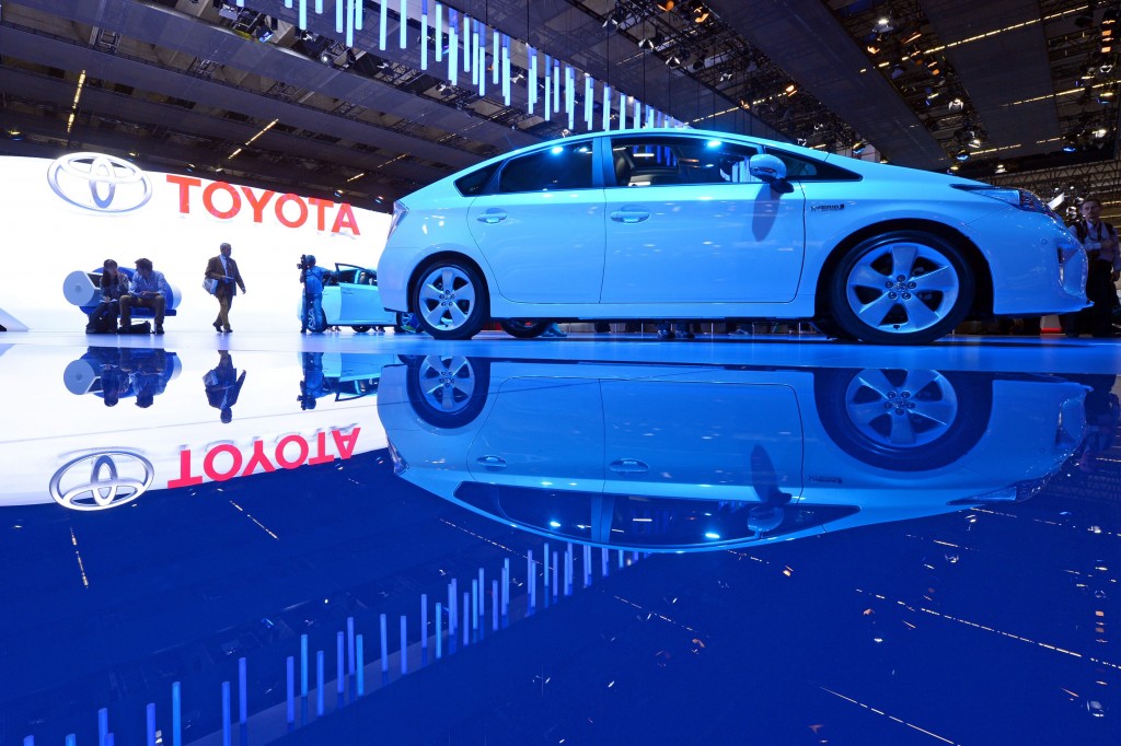 Het Japanse autoconcern Toyota Motor was in 2013 voor het tweede jaar op rij de grootste autofabrikant ter wereld. Dat blijkt uit de verkoopcijfers die Toyota donderdag naar buiten heeft gebracht. De Japanners blijven het Amerikaanse General Motors (GM) en het Duitse Volkswagen nipt voor bij de verkoopaantallen.