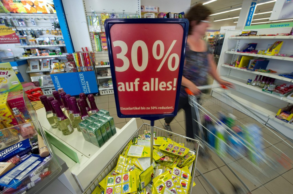 De winkelverkopen in Duitsland zijn in november met 1 procent gestegen ten opzichte van de voorgaande maand. Dat maakte het Duitse federale statistiekbureau woensdag bekend. Economen rekenden gemiddeld op een toename van de detailhandelsverkopen met 0,2 procent. In oktober namen de winkelverkopen in de grootste economie van Europa met 2 procent toe. Eerder werd voor die maand een verkoopstijging met 1,9 procent gemeld. In vergelijking met november 2013 namen de Duitse detailhandelsverkopen echter met 0,8 procent af. Hier werd in doorsnee een toename met 0,6 procent voorspeld. In oktober stegen de verkopen nog met 2,1 procent op jaarbasis.