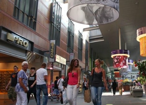 Wereldhave neemt het winkelcentrum Vier Meren in Hoofddorp voor 147,5 miljoen euro over van Unibail-Rodamco. Dat meldde de vastgoedonderneming woensdag. Het winkelcentrum, dat in 2005 werd opgeleverd, biedt 27.000 vierkante meter aan winkelruimte, die volledig is verhuurd. Daarnaast is er 3700 vierkante meter aan volledig verhuurde kantoren en een belang van 71 procent in een ondergronds parkeergarage. Bij de overname hoort ook een warenhuis van V&D een aansluitend gebouw, dat ruimte geeft voor verdere uitbreiding van het winkelbestand met 2500 vierkante meter. Wereldhave verwacht de overname eind januari af te ronden. Het winkelcentrum zal een aanvangsrendement van 5,8 procent opleveren. De aankoop wordt grotendeels gefinancierd met de opbrengst van de verkoop van het kantoorgebouw Joinville in Parijs, waardoor de impact op de 'loan to value' van Wereldhave beperkt blijft tot circa 1 procent.