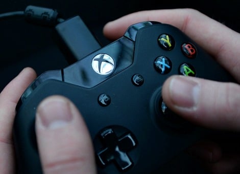 Microsoft is in verlegenheid gebracht, omdat het houders van YouTube-accounts zou hebben betaald om positieve te berichten over de Xbox One. Dat schrijft de techsite Ars Technica dinsdag, dat zijn handen heeft weten te leggen op een contract van Microsoft en partner Machinima (een gaming- en entertainmentsite). Daarin staat dat videopartners van Machinima 3 dollar zouden krijgen voor elke 1000 views van videosegmenten op YouTube waarin tenminste 30 seconden lang de loftrompet werd afgestoken over Microsofts nieuwe console. Bovendien mocht er met geen woord worden gerept over het contract en dat er tegen betaling positieve reclame werd gemaakt. Microsoft heeft de lezing van Ars Technica tegengesproken en aangegeven dat het om een "typische" marketing campagne gaat.