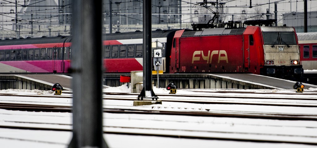 e Nederlandse Spoorwegen (NS) kijken terug op een financieel zwaar jaar. De spoorvervoerder leed vorig jaar een verlies van 43 miljoen euro, vooral door forse voorzieningen en afschrijvingen op de uit de dienst gehaalde Fyra-treinen. De NS maakte de jaarcijfers vrijdag bekend. In 2012 noteerde het spoorbedrijf nog een winst van 263 miljoen door enkele grote eenmalige meevallers. De omzet bleef met 4,6 miljard op hetzelfde niveau als in 2012. De opbrengsten uit reizigersvervoer namen nog iets toe. Omdat in 2012 en 2013 niet alle met de overheid afgesproken doelstellingen volledig gehaald werden, zegt de NS nog een boete te verwachten van het ministerie van Infrastructuur en Milieu. Het debacle met de ondeugdelijk gebleken Fyra-treinen was ingrijpend voor reizigers en NS, stelt het spoorbedrijf. ,,2013 was voor NS een jaar van confrontatie. Wij konden de reizigers tussen Nederland en België niet de dienstverlening bieden die we wilden'', aldus president-directeur Timo Huges in een toelichting. Strategie ,,Aanscherping van de strategie van NS is noodzakelijk'', aldus Huges. ,,NS presteert gemiddeld goed, maar als we de reiziger echt centraal stellen is gemiddeld goed niet langer goed genoeg." NS legt de komende jaren daarom de focus op Nederland en het verder verbeteren van de operationele prestaties op het Nederlandse spoor. Ondanks de onzekere externe omstandigheden verwacht de NS voor 2014 weer een positief resultaat.