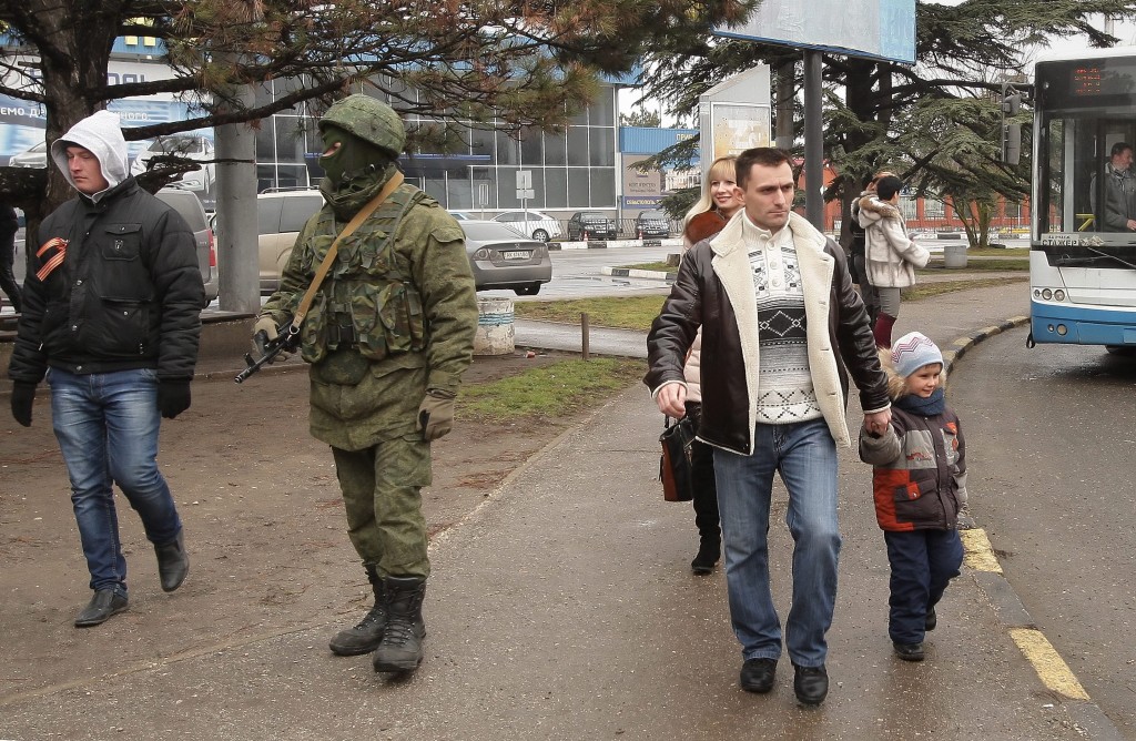 Gewapende troepen hebben vrijdag de controle over twee Oekraïense luchthavens overgenomen op de Krim. Volgens Oekraïne zijn Russische militairen daarbij betrokken. Het Oost-Europese land spreekt van een ,,gewapende invasie en bezetting'' en wil dat de VN-Veiligheidsraad bijeenkomt om het incident te bespreken. Volgens de Oekraïense minister van Binnenlandse Zaken Arsen Avakov hebben Russische marinemilitairen een Oekraïens legervliegveld overgenomen in de buurt van Sebastopol. In de haven van die stad is de Russische Zwarte Zeevloot gestationeerd. Maar volgens het Russische persbureau Interfax ontkende de Zwarte Zeevloot vrijdag dat militairen van dit onderdeel in actie waren gekomen bij een van de luchthavens op de Krim. Avakov zei ook dat gewapende mannen die Rusland vertegenwoordigen de luchthaven van de regionale hoofdstad Simferopol hadden bezet. Ze belemmerden het functioneren van de luchthaven verder niet. Volgens ooggetuigen had de groep Russische marinevlaggen bij zich. 'Invasie van Rusland' ,,Ik beschouw dit als een gewapende invasie en bezetting die alle internationale afspraken en normen schendt'', zei Avakov. Hij sprak van een Russische provocatie en riep op tot gesprekken. Donderdag drong al een onbekende gewapende groep het parlement van de Krim binnen. Ze hesen de Russische vlag op het dak van het gebouw. De etnische Russen op de Krim zijn fel gekant tegen de nieuwe regering in Kiev die aantrad na de val van de pro-Russische president Viktor Janoekovitsj. Die is gevlucht en houdt naar verwachting vrijdag een persconferentie in Rusland. De Oekraïense interim-president Aleksandr Toertsjinov riep de hoofden van de veiligheidsdiensten bijeengeroepen voor spoedberaad. Ook volgens de president zijn Russische militairen betrokken bij de ,,escalatie'' van ontwikkelingen op het schiereiland. Het Oekraïense parlement wil dat de VN-Veiligheidsraad bijeenkomt om zich te beraden over de crisis. In de Veiligheidsraad zijn onder meer Rusland, de Verenigde Staten, Groot-Brittannië permanente leden. Oekraïne wil dat de Veiligheidsraad een overeenkomst uit 1993 bespreekt waarin de grote machten de territoriale integriteit van het Oost-Europese land garanderen.