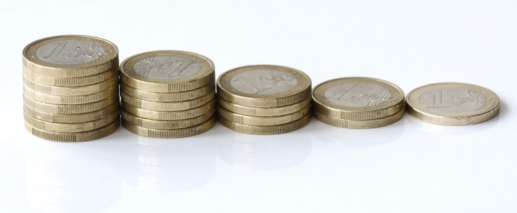 De inflatie in de eurolanden is in februari gestabiliseerd op 0,8 procent. Dat meldde Europees statistiekbureau Eurostat vrijdag op basis van een eerste schatting. De geldontwaarding in de eurolanden ligt sinds december vorig jaar op hetzelfde lage peil. De inflatie is met 0,8 procent aanzienlijk lager dan het niveau van iets minder dan 2 procent waar de Europese Centrale Bank (ECB) naar streeft. Eurostat gaf bij de eerste schatting geen cijfers van afzonderlijke landen. Het Spaanse statistiekbureau meldde vrijdag dat de inflatie in Spanje deze maand is gedaald tot min 0,1 procent. Volgens een voorlopige schatting zakte de inflatie in Duitsland in februari tot 1,2 procent. De meest recente stand van de Nederlandse inflatie wordt volgende week donderdag gepubliceerd.