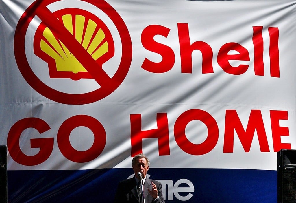 Shell heeft zich de woede van de Argentijnse regering op de hals gehaald door de brandstofprijzen in Argentinië met 12 procent te verhogen. Dat meldden verscheidene media in het Zuid-Amerikaanse land maandag. Kabinetschef Jorge Capitanich sprak maandag van een eenzijdig besluit van Shell waarvoor iedere rechtvaardiging ontbreekt. Hij beschuldigde het Nederlands-Britse olieconcern van een ,,samenzwering tegen de belangen van het land'', en sloot maatregelen om het bedrijf op andere gedachten te brengen niet uit. Waarde peso flink gedaald Shell wees bij de aankondiging van de prijsverhoging op de veranderende marktomstandigheden in Argentinië. De waarde van de nationale munt, de peso, is de afgelopen maand met ongeveer een vijfde in waarde gedaald ten opzichte van de dollar. Olie wordt doorgaans afgerekend in dollars. In 2012 kreeg branchegenoot Repsol het aan de stok met de Argentijnse regering. De Spaanse oliemaatschappij zag zelfs zijn Argentijnse dochterbedrijf YPF genationaliseerd worden, omdat het te weinig zou investeren in meer productie. Daardoor zou Argentinië te sterk afhankelijk worden van de steeds duurder wordende import van olie.