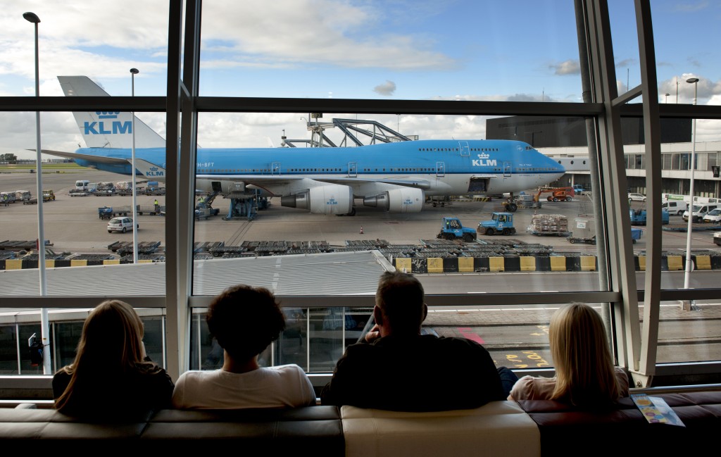Lagere belastingen en een hogere waardering van het vastgoed hebben Schiphol Group het afgelopen jaar aan 14,5 procent meer winst geholpen dan in 2012. Het luchthavenbedrijf hield onder de streep 227 miljoen euro over, tegen 199 miljoen euro een jaar eerder, zo maakte het vrijdag bekend. De omzet steeg met 2,2 procent tot 1,38 miljard euro. De havengelden die luchtvaartmaatschappijen betalen, en die de belangrijkste bron van inkomsten vormen voor het luchthavenbedrijf, stegen met 3,6 procent tot 816 miljoen euro. Dat kwam vooral doordat het aantal passagiers op Schiphol met 3 procent toenam tot 52,6 miljoen. Daarnaast speelde het hogere aantal vliegbewegingen (plus 0,5 procent) en de tariefverhoging van eveneens 0,5 procent per 1 april een rol.
