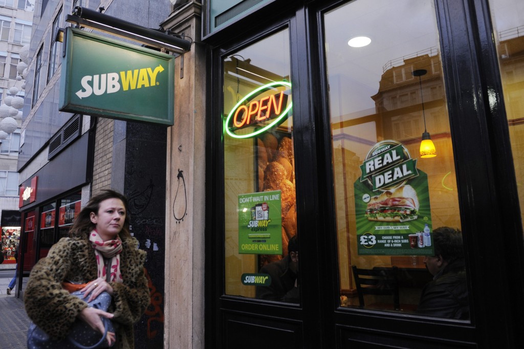 De broodjesketen Subway stopt in Amerika met het toevoegen van een 'deegverbeteraar' aan zijn broodjes die ook wordt gebruikt bij de productie van rubbermatjes en schoenzolen. Het lijkt enigzins tegenstrijdig, het lekkerder maken van brood met behulp van een stof die ook gebruikt wordt in schoenzolen. Toch was dat precies wat Subway deed. Onder druk van een een lobby van foodblogger en foodbabe Vani Nari stopt de keten daar nu mee, zo meldt de krant USA Today op zijn website. De bewuste stof, azodiocarbonamide, wordt gebruikt als 'blaasmiddel' van kunstoffen, zoals kunstmatig rubber, maar is dus ook geschikt als deegverbeteraar. In Europa is gebruik van het middel (E927) in voedingsmiddelen als sinds 2004 niet langer toegestaan. Ook mag de stof niet gebruikt worden in verpakkingsmateriaal van voeding. Lees ook Dit voedsel komt al uit de 3D-printer Weer schandaal met paardenvlees: 690 ton rundvlees geblokkeerd Wal-mart haal t ezelvlees met vossen-DNA uit Chinese schappen