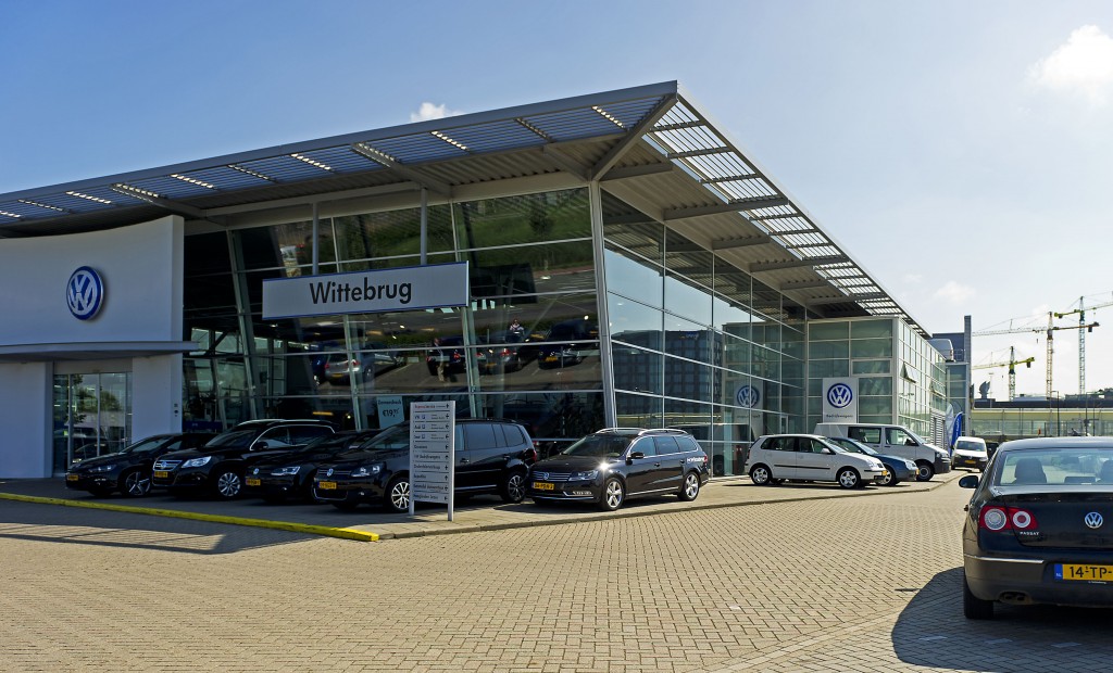 Na de supermaand van december, zakten de Nederlandse autoverkopen weer in bij de start van 2014. Binnen Europa doet Nederland het daarmee relatief zwak. De autoverkopen in de Europese Unie zijn in januari voor de vijfde maand op rij toegenomen, met gemiddeld 5,5 procent. Het absolute aantal van 935.640 stuks is wel het op één na laagste in januari sinds het begin van de metingen in 2003. Dat maakte brancheorganisatie ACEA dinsdag bekend. Groei autoverkopen Duitsland, VK, Frankrijk Alle grote autolanden kenden een groei, met een plus van 7,6 procent in het Verenigd Koninkrijk en Spanje, 7,2 procent in Duitsland, 3,2 procent in Italië en 0,5 procent in Frankrijk.