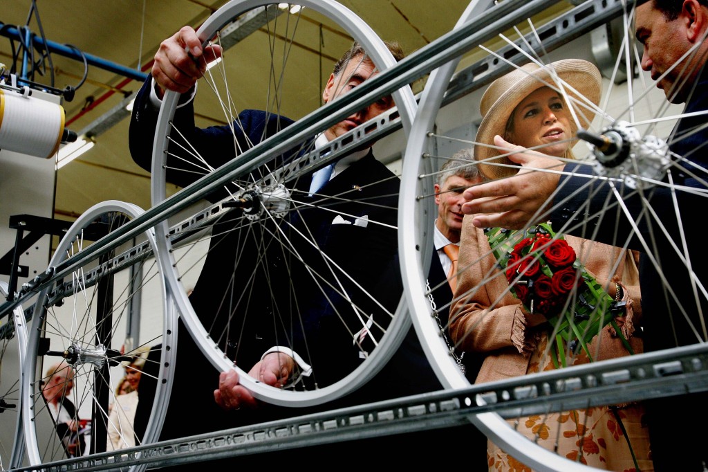 Fietsenfabrikant Accell, exploitant van onder meer Batavus en Sparta, moest in 2013 extra korting geven om hoge voorraden weg te werken. Dat drukte de winst. Dat maakte de producent van merken als Batavus, Sparta en Koga vrijdag bekend. Topman René Takens van Accell omschreef 2013 als een lastig jaar, waarin het bedrijf werd geconfronteerd met lagere consumentenbestedingen en een koud voorjaar, waardoor de omzet minder toenam dan verwacht. Om de relatief hoge voorraden in de tweede jaarhelft weg te werken, moesten hogere kortingen worden geboden, waardoor de marges lager uitvielen, aldus Takens.