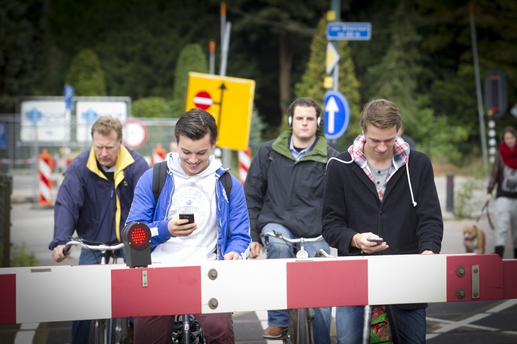 Het overgrote deel van de telecomproviders rondt de beltijd nog steeds af op minuten in plaats van secondes. De enige positieve uitzondering is Ziggo. Dat maakte de Consumentenbond dinsdag bekend op basis van eigen onderzoek. De bond wil dat de politiek de Telecomwet aanpast om een eind te maken aan het ,,oneerlijk afronden''.