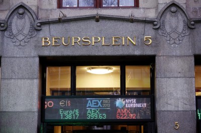 Na een aantal relatief grote beursgangen in 2014 weten dit jaar vooral kleinere en middelgrote bedrijven de weg naar de Amsterdamse beurs te vinden. Dat voorspelt het hoofd Equity Capital Markets van ING, Willem-Jan Meijer, in een gesprek met persbureau ANP. "Vorig jaar gingen al meer bedrijven naar de beurs, die trend zal doorzetten'', verwacht Meijer, die bij ING de afdeling leidt die bedrijven bij aandelenemissies begeleidt. "Daarbij zijn nu vooral de small- en midcaps aan de beurt. Europees zagen we vorig jaar al meer kleinere bedrijven een beursgang maken en die lijn zal worden doorgetrokken.'' Meer beursgangen dan vorig jaar Het precieze aantal beursgangen is volgens Meijer lastig te voorspellen. Daarvoor spelen de actuele beursomstandigheden op het moment van de geplande beursgang een te grote rol. Hij rekent voor 2015 in Amsterdam echter op meer dan vorig jaar, en voorziet er in ieder geval vijf. Die prognose is mede gebaseerd op de positieve verwachtingen die ING heeft voor de aandelenmarkt dit jaar. Volatiliteit in de markten speelt altijd wel een rol bij het bepalen van een beursgang, maar is volgens de specialist niet altijd doorslaggevend. "Goede bedrijven halen het toch wel. Daarbij is het ook van belang om creatief te zijn in de structuur van beursgangen, door het proces sneller en flexibeler te maken." Meer Nederlandse bedrijven naar beurs Afgelopen tijd verwelkomde de Amsterdamse beurs vooral veel buitenlandse bedrijven, zoals het Egyptische OCI en het Franse Altice. Dit jaar verwacht Meijer echter meer Nederlandse bedrijven aan het Damrak. De eersten daarvan gaven vorige week al een voorzet, in de gedaante van jeneverproducent Lucas Bols en opticiënketen GrandVision. Bols wil met zijn beursgang 125 miljoen euro ophalen en past daarmee goed in het beeld dat Meijer bij de beursgangen van dit jaar heeft. Daarbij zullen veel transacties kleiner zijn dan in 2014. "Vorig jaar ging het vaak om beursgangen van meer dan 1 miljard euro. Dit jaar zullen we een breder scala aan beursintroducties zien, met ook kleinere transacties. We zullen nu eerder transacties zien van 100 miljoen euro of iets meer."