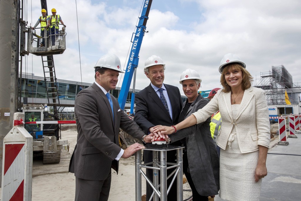 Schiphol benoemt Birgit Otto per september dit jaar tot operatoneel directeur. Daarmee wordt de verhouding tussen mannen en vrouwen in de bestuurstop van het luchthavenbedrijf gelijk. Birgit Otto treedt per 1 september toe tot de directie van luchthavenbedrijf Schiphol. Zij is de opvolger van operationeel directer Ad Rutten, die dan met pensioen gaat. Dat maakte Schiphol donderdag bekend. Otto wordt daarmee de tweede vrouw in het vierkoppige bestuur van Schiphol. In 2012 werd Els de Groot benoemd tot financieel bestuurder bij de luchthavenexploitant.