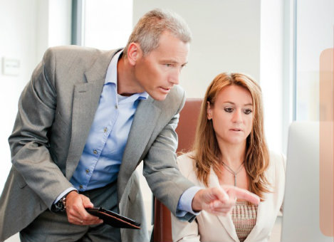 Cash is king. In een nieuw whitepaper op Z24 Tools krijg je handige tips om je cashflow optimaal te sturen. Essentieel voor elke ondernemer en zeker in de huidige economie, waarbij klanten laat betalen of zelfs omvallen. Download hier de whitepaper. Sommige tips liggen voor de hand: factureer zo snel als mogelijk en wacht niet tot het einde van de maand. Andere zijn verrassend eenvoudig en effectief: maak een PDF van je facturen en verstuur ze per mail. Dan zijn ze eerder bij je leverancier en je krijgt meer aandacht. Wist je dat papieren post vaak dagen blijft liggen? Ook de tip om je factuur opnieuw in te richten, met heldere product- of dienstomschrijvingen, zodat deze geen enkele vraag oproept, is een handige eyeopener. De whitepaper gaat bovendien in op het belangrijke begrip DSO: Days Sales Outstanding, het aantal dagen dat je facturen gemiddeld openstaan. Goede boekhoudsoftware stelt je zorgeloos in staat om je DSO in te gaten te houden, zowel over al je debiteuren als per debiteur. Zo kun je snel actie ondernemen, al of niet inclusief automatisch verstuurde betalingsherinneringen. Het document is samengesteld door Exact en is gratis te downloaden. Door de download ga je ermee akkoord dat je gegevens opgeslagen worden in de database van Z24 en gedeeld worden met de samensteller van het document. Je kunt door de samensteller worden benaderd. Download hier de whitepaper.