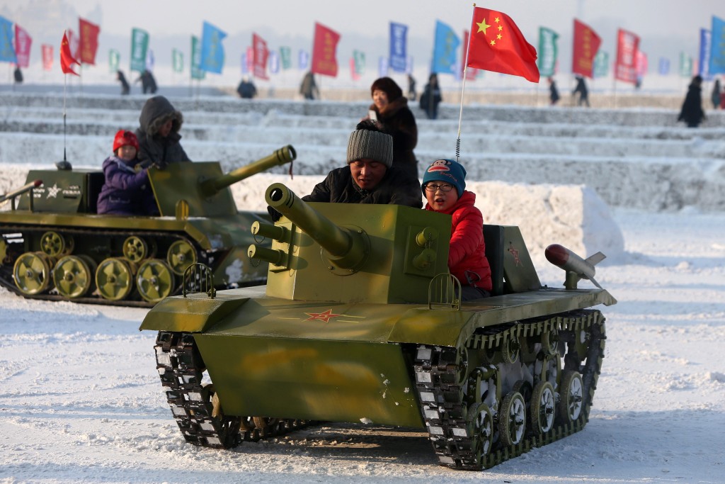Het Westen is militair nog steeds het sterkst, maar vooral China heeft grote ambities op defensiegebied. Dat staat in het jaarlijkse rapport The Military Balance 2014 van het Britse Internationaal Instituut voor Strategische Studies (IISS). De militaire balans verschuift de laatste jaren richting Azië. De defensieuitgaven van Aziatische landen zijn sinds 2010 met ruim 11 procent gestegen. Het Westen nam in 2010 twee derde van de wereldwijde uitgaven voor zijn rekening, terwijl dat in 2013 nog maar iets meer dan de helft was. De Chinese uitgaven aan defensie zijn sinds 2008 zelfs met 40 procent gestegen. In 2013 had de Aziatische grootmacht een defensiebudget van ruim 112 miljard dollar. Dat is meer dan de buurlanden Japan, Zuid-Korea, Taiwan en Vietnam samen. De Verenigde Staten blijven koploper met een budget van ruim 600 miljard dollar in 2013. Dat is ruim vijf keer meer dan de Chinezen uitgeven, en maar iets minder dan de overige 15 grootste defensiebudgetten bij elkaar opgeteld. De top 4 van grootste defensiebudgetten bestaat inmiddels uit de VS en drie niet-westerse landen: China, Rusland en Saudi-Arabië. Dat laatste land streefde Groot-Brittannië voorbij. De Russische defensiebegroting is sinds 2010 met 30 procent gegroeid. Volgens de onderzoekers van het IISS raakt vooral Europa achterop. Sinds 2010 zijn de Europese defensiebegrotingen jaarlijks met gemiddeld 2,5 procent per jaar gekrompen. Dat is terug te zien in de militaire mogelijkheden. Zo is de vloot gevechtsvliegtuigen de afgelopen jaren sterk gekrompen en staat er geen nieuw te ontwikkelen bemande straaljager op stapel.