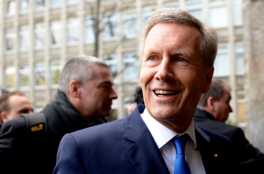 De Duitse oud-president Christian Wulff is vrijgesproken van corruptie. Meer dan twee jaar geleden trad hij af Christian Wulff af wegens een vermeend corruptieschandaal. Duitslandnieuws.nl beantwoordt 4 vragen over het drama Wulff. De eerste tv-serie van het Wulff-drama is er al, het was woensdagavond op tv. Donderdag speelt Christian Wulff de hoofdrol in een gelukkig einde van wat bijna tot een Duitse opera verworden is. Het gerechtshof van Hannover heeft hem vrijgesproken.