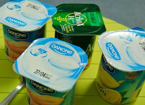 Het Franse voedingsmiddelenconcern Danone heeft in het derde kwartaal geprofiteerd van een herstelde vraag naar zijn babyvoedingsproducten. Dat blijkt uit de het handelsbericht dat woensdag werd gepresenteerd. De vraag naar melkpoeder en andere babyvoeding steeg met 19 procent, de eerste toename op kwartaalbasis in meer dan een jaar. Danone kampte bij dit onderdeel met aantijgingen van omkoping in China en een terugroepactie die loos alarm bleek. Danone, 's werelds grootste yoghurtfabrikant, zag het volume bij zijn verse zuivelproducten met ruim 7 procent dalen, maar compenseerde dat met prijsverhogingen. De omzet steeg in het derde kwartaal met 6,9 procent tot 5,4 miljard euro, terwijl het totale volume met 0,1 procent afnam. Het bedrijf verwacht dit jaar een omzetgroei van 4,5 à 5,5 procent op jaarbasis.