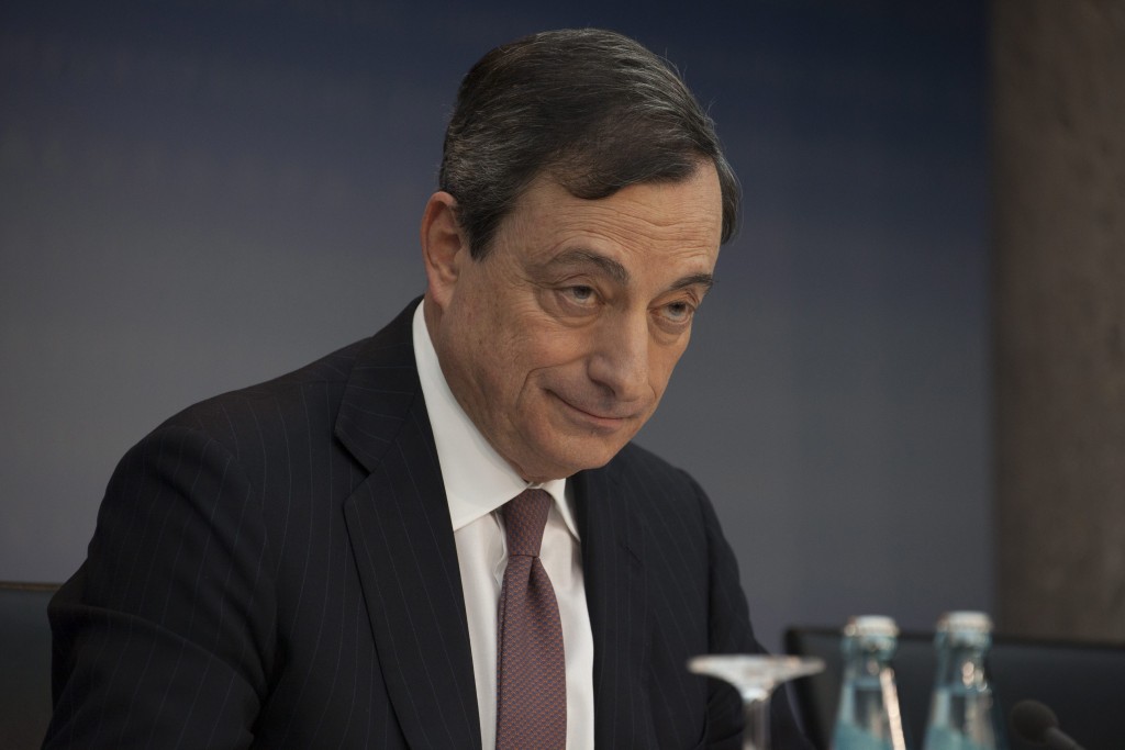 Geen renteverlaging, geen bijzondere maatregelen om de kredietmachine aan te zwengelen in de eurozone. President Mario Draghi van de Europese Centrale Bank gelooft nog steeds dat de eurozone niet op deflatie afstevent. De Europese Centrale Bank besloot donderdag de belangrijkste rentetarieven ongewijzigd te laten, zo maakte de ECB donderdag bekend. Dit betekent onder meer dat het belangrijkste tarief waartegen banken kunnen lenen bij de centrale bank op 0,25 procent blijft staan. De rente die banken krijgen voor geld dat ze bij de ECB stallen blijft nul procent en wordt niet negatief. Economen en beleggers waren vooral benieuwd naar het commentaar van ECB-president Mario Draghi op de inflatie-ontwikkelingen. De inflatie in de eurozone was de afgelopen maanden relatief laag en zakte in januari naar 0,7 procent. Dat was minder dan door persbureau Bloomberg gepeilde analisten hadden verwacht. Die rekenden op een inflatiecijfer van 0,9 procent. In zijn toelichting op het rentebesluit gaf Draghi aan dat de inflatiecijfers inderdaad relatief laag zijn. Zo is de doelstelling van de ECB dat de inflatie op de middellange termijn dicht bij de twee procent moet zijn in de eurozone nog steeds geloofwaardig, aldus de ECB-president. Alleen een plotselinge, ongewenste verkrapping van de geldhoeveelheid, of een verslechtering van de vooruitzichten op de middellange termijn, kunnen ervoor zorgen dat de ECB actie neemt om de inflatie aan te zwengelen. Draghi herhaalde donderdag zijn standpunt dat de eurozone niet goed vergelijkbaar is met Japan, dat in de jaren negentig van de vorige eeuw een periode van deflatie - dalende lonen en prijzen - kende met lage economische groei. "We zien geen brede daling van lonen en prijzen." Daarbij somde de ECB-president een aantal indicatoren op, waar de centrale bank naar kijk. De inflatie in de eurozone is volgens Draghi bijvoorbeeld niet extreem veel lager dan in de Verenigde Staten, waar het economische herstel al verder gevorderd is.