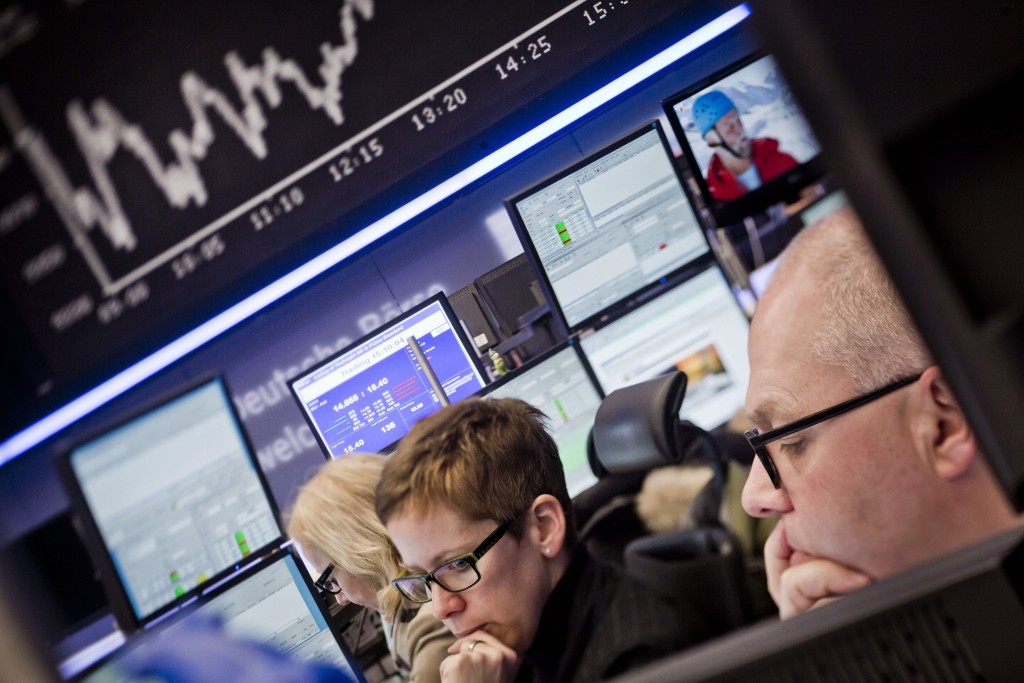 Het vertrouwen van Duitse beleggers en analisten in de economie is in februari sterker afgenomen dan verwacht. Dat blijkt uit cijfers die onderzoeksinstituut ZEW dinsdag publiceerde. De vertrouwensindex van het ZEW, die de verwachtingen voor het komende halfjaar weergeeft, noteerde een stand van 55,7, tegen 61,7 een maand eerder. Economen hadden in doorsnee op een stand gerekend van 61,5. In december bereikte de index nog het hoogste niveau in 7 jaar met een stand van 62.