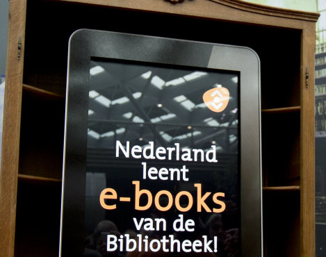Nederland telt inmiddels 1,1 miljoen e-readers. Daar staan gemiddeld 117 boeken op. Maar slechts 10 procent daarvan is betaald. De rest is gratis verkregen of illegaal gedownload. Dat blijkt uit gegevens van marktonderzoek GfK waarover het AD bericht. De piraterij is de boekenwereld een doorn in het oog. Woensdag begint de Social Bookcompany, een samenwerkingsverband van uitgevers, schrijvers én lezers, de actie 'Ik lees legaal'. Die moet boekenlezers duidelijk maken dat het normaal is voor een e-book te betalen. De markt voor e-books is in Nederland nog nauwelijks ontwikkeld. Betaalde e-books maken in Nederland nog maar 4,5 procent van de boekenomzet uit. In de VS is dat al meer dan 22 procent; in Groot-Britannië al 12 procent, schreef Z24 eerder. Piraterij is dus waarschijnlijk niet de enige oorzaak van het lage aandeel van e-books in Nederland. Het hoge btw-percentage op e-books (21 procent tegen 6 procent), speelt wellicht ook een rol. Net als de terughoudende houding van uitgevers én (online) boekverkopers: je ziet nauwelijks stunts met e-books. Anders dan bij papieren boeken waarvoor nog altijd een vaste prijs geldt, is de verkoopprijs voor e-books namelijk vrij. Z24 constateerde eerder dat er een bescheiden gat in de markt ligt voor e-bookverkoop aan Nederland, vanuit Luxemburg (dat een btw-tarief van slechts 3 procent kent). Ook mist Nederland een Amazon, dat met zijn Kindle de markt voor e-books een grote impuls gaf.
