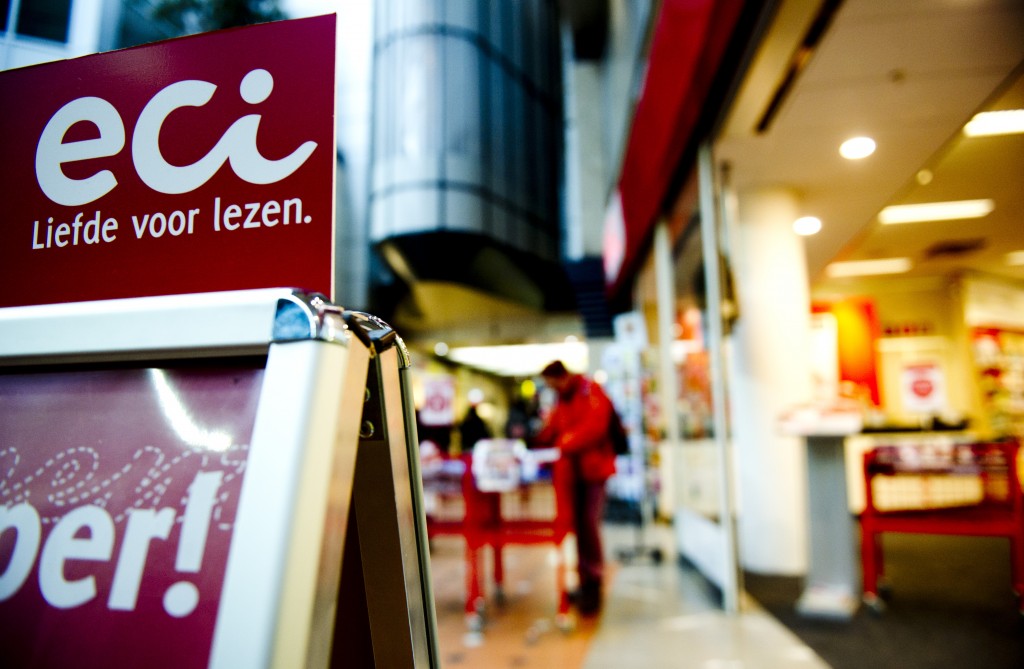 Mediabedrijf Novamedia maakt een doorstart met de failliete internetwinkel ECI. Hierdoor blijven ongeveer 30 van de 200 arbeidsplaatsen binnen de organisatie behouden, zo maakte de nieuwe eigenaar maandag bekend. Novamedia, eigenaar van onder meer het format van de Postcode Loterij, gaat verder met de websites eci.nl, eci.be, cosmox.nl en cosmox.be. De distributietak van ECI en het beheer van de website van Free Record Shop, dat ook door ECI geregeld werd, vallen buiten de doorstart. Het in 1967 opgerichte ECI, ook wel bekend als de boekenclub, is volgens Novamedia de enige aanbieder in Nederland die boeken onder de vaste boekenprijs mag verkopen. Het bedrijf werd begin vorige maand failliet verklaard wegens financiële problemen.
